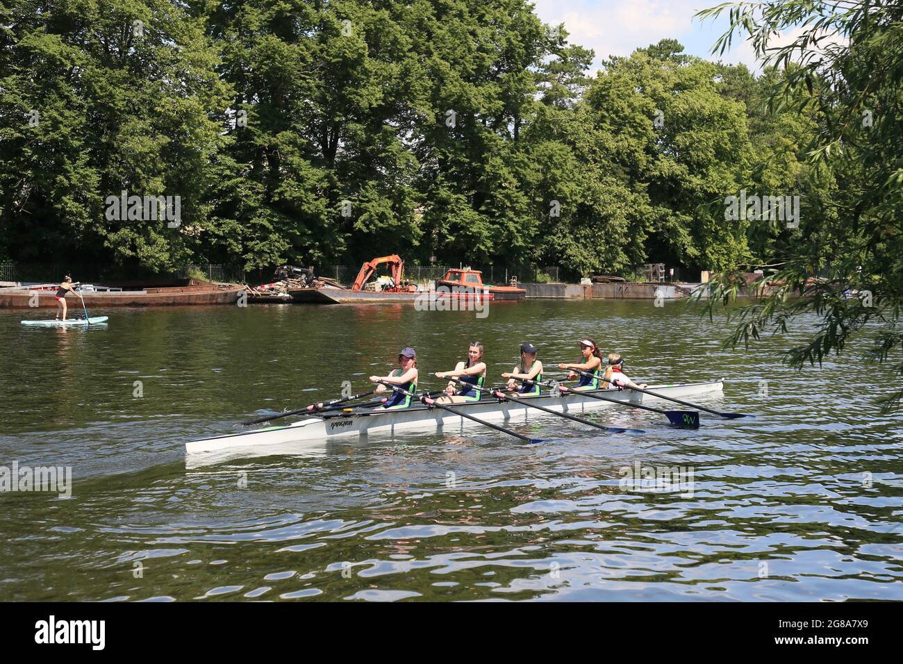 Londres, Reino Unido, 18th de julio de 2021. W J13 4x+Z Wimbledon High School. 154th Molesey Amateur Regatta, River Thames, Hurst Park Riverside, East Molesey, cerca de Hampton Court, Surrey, Inglaterra, Gran Bretaña, Reino Unido, Reino Unido, Europa. Carreras de quad para mujeres en la competencia anual de remo amateur y evento social establecido en 1867. Crédito: Ian Bottle/Alamy Live News Foto de stock