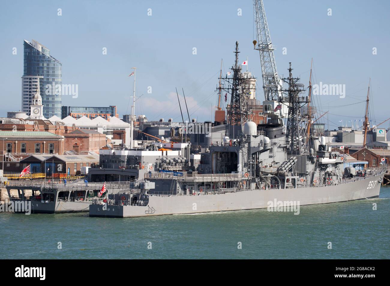 Los buques de guerra japoneses visitan Portsmouth UK Foto de stock