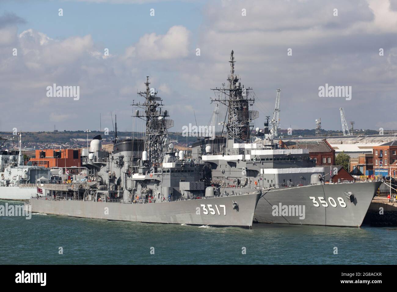 Los buques de guerra japoneses visitan Portsmouth UK Foto de stock