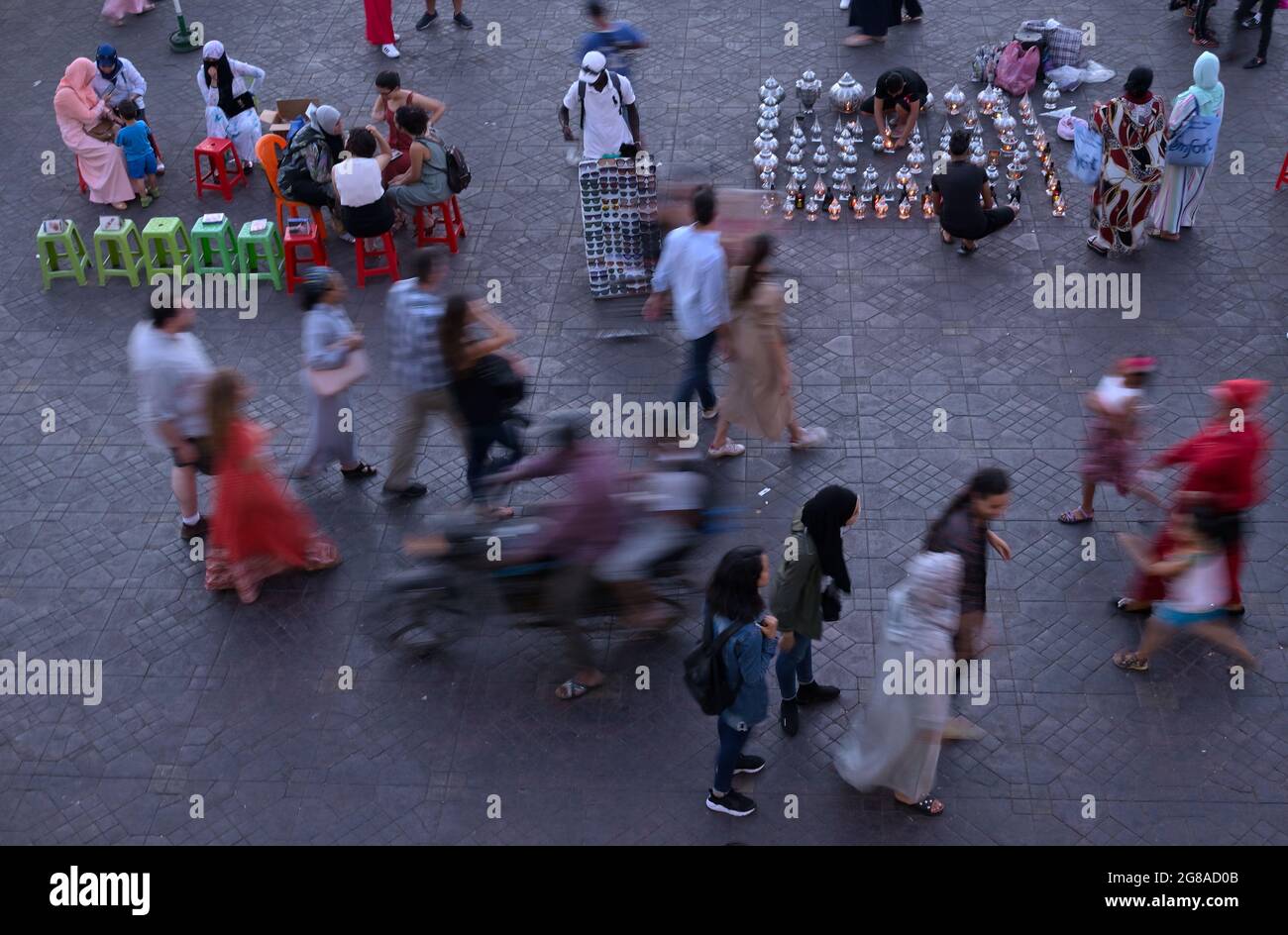 La vibrante plaza Jemaa el-Fnaa al atardecer, Marrakech MA Foto de stock