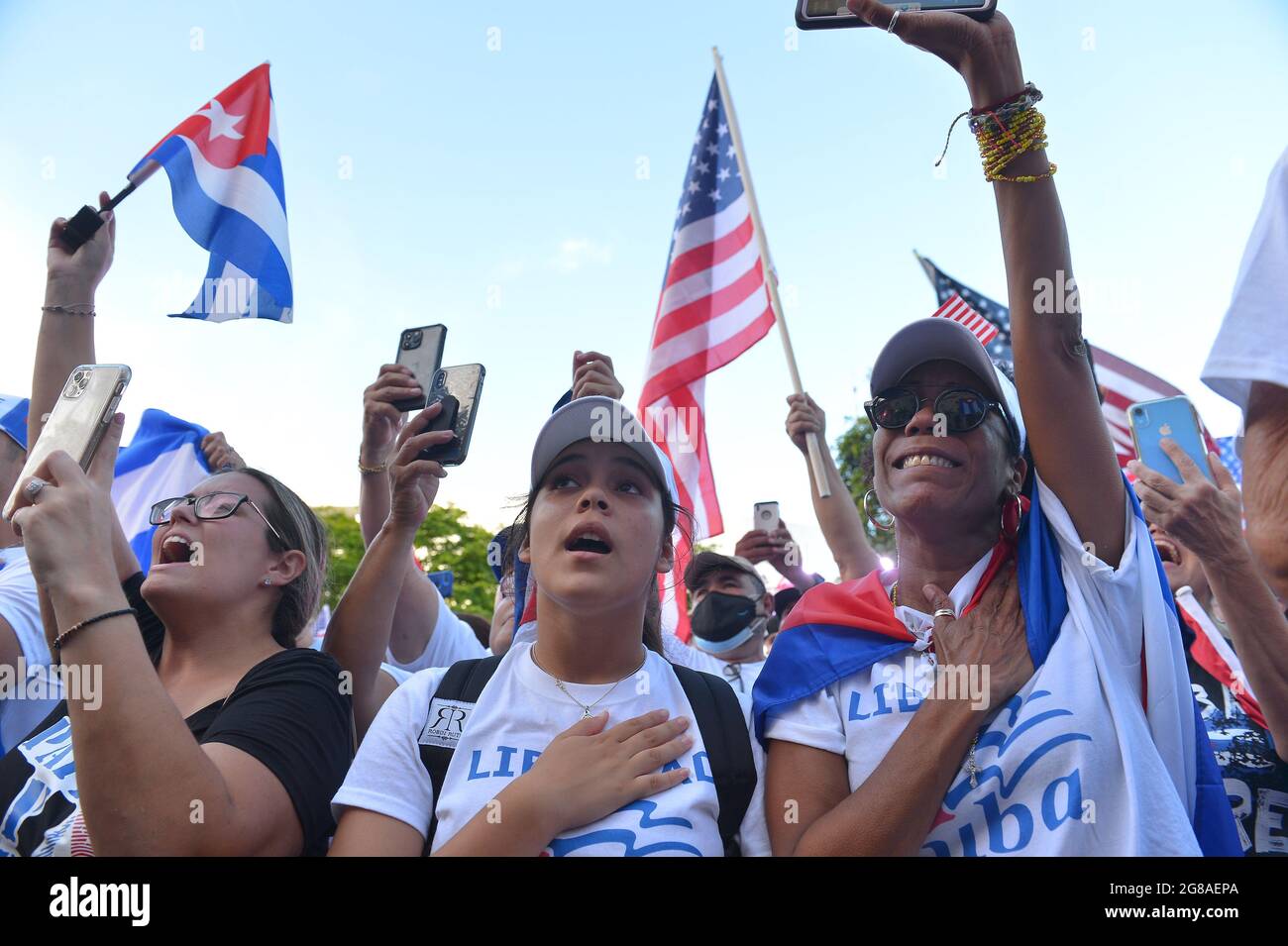 MIAMI, FLORIDA - 17 DE JULIO: La gente canta el Himno Nacional Americano durante un Rallye de Libertad mostrando apoyo a los cubanos manifestándose contra su gobierno, en la Torre de Libertad MIAMI, FLORIDA - 17 DE JULIO: La gente canta el Himno Nacional Americano durante un Rallye de Libertad mostrando apoyo a los cubanos manifestándose contra su gobierno, en la Torre de Libertad