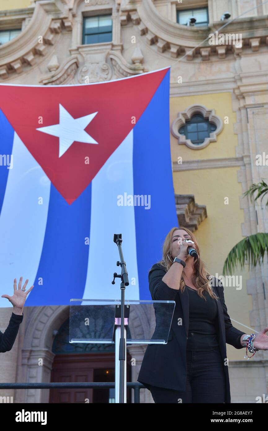 MIAMI, FLORIDA - 17 DE JULIO: Lena Burke canta el Himno Nacional de los  Estados Unidos durante un Rally de la Libertad mostrando apoyo a los  cubanos manifestándose contra su gobierno, en