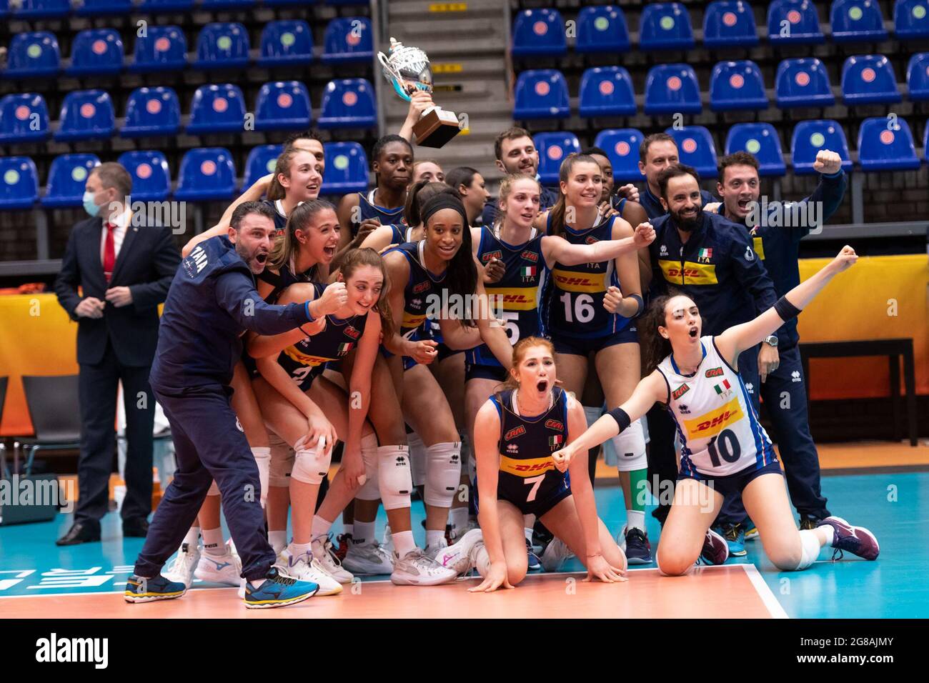 ROTTERDAM, HOLANDA - JULI 18: Italia gana durante el Campeonato Mundial de Voleibol Femenino U20 contra Italia y Serbia en el Topsportcentrum en juli 18, 2021 en Rotterdam, Holanda (Foto de René van Dam/Orange Pictures) Foto de stock