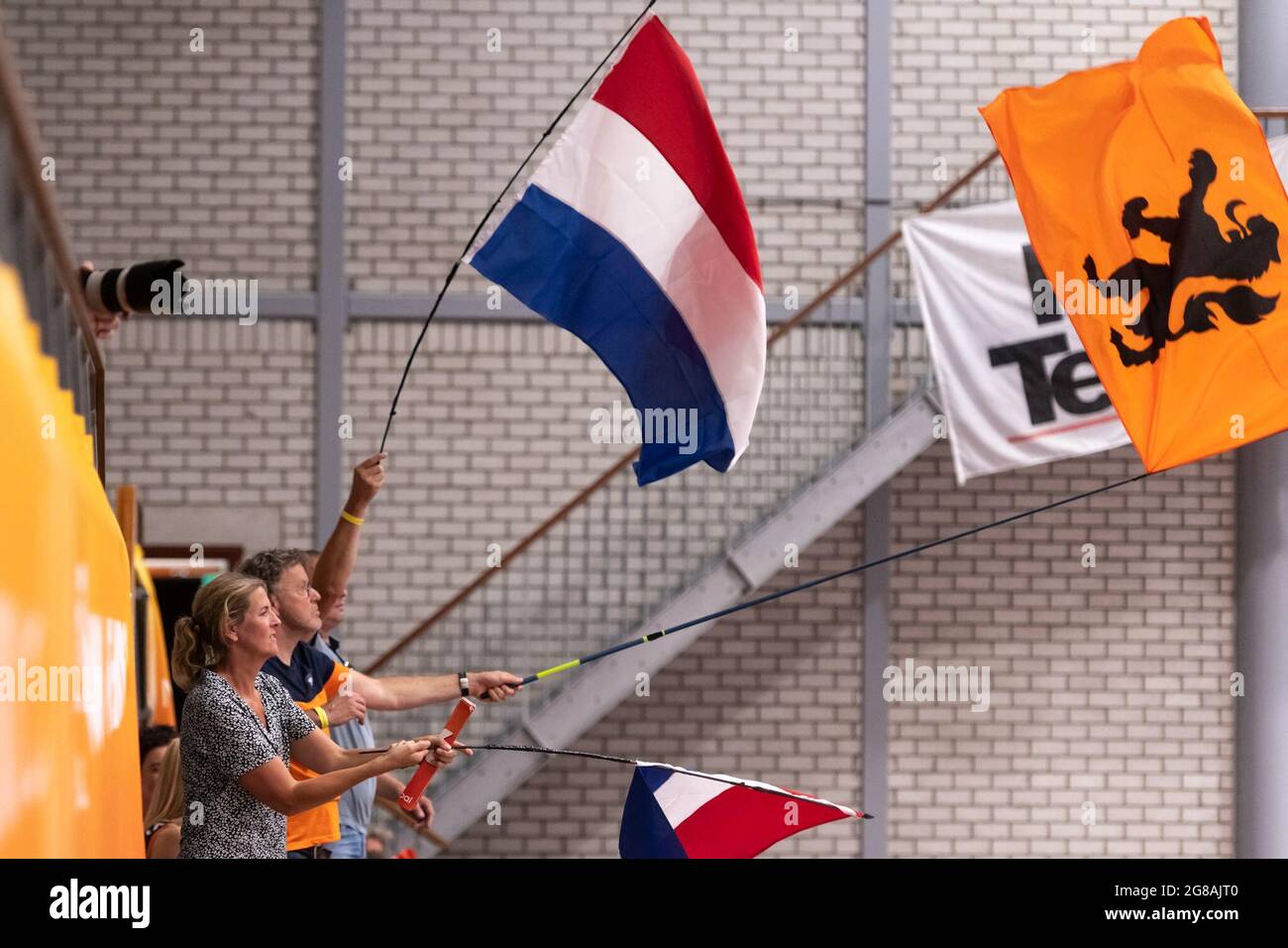 ROTTERDAM, HOLANDA - JULI 18: Los aficionados holandeses durante el Campeonato Mundial de Voleibol Mujer U20 contra los Países Bajos y Rusia en el Topsportcentrum en juli 18, 2021 en Rotterdam, Holanda (Foto de René van Dam/Orange Pictures) Foto de stock