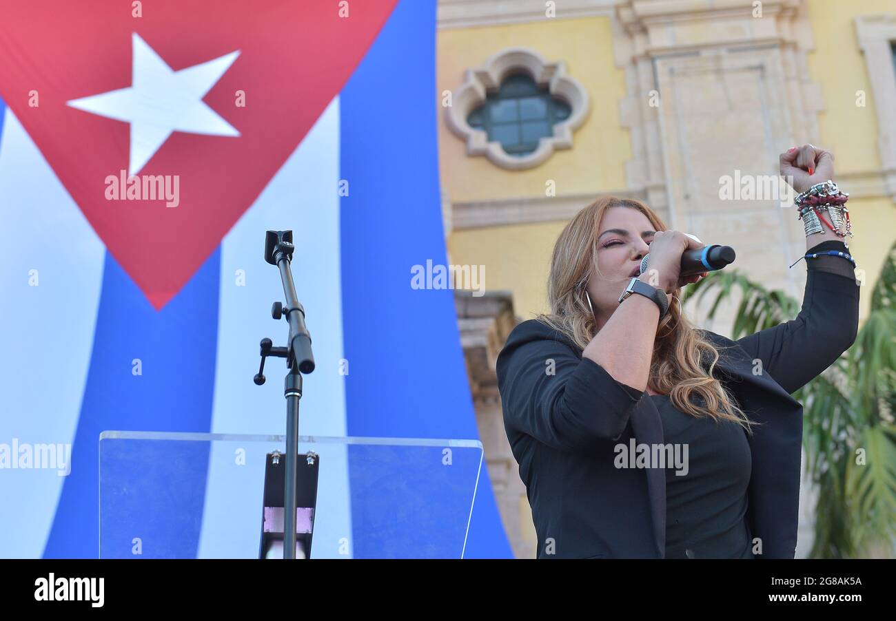 MIAMI, FLORIDA - 17 DE JULIO: Lena Burke canta el Himno Nacional de los Estados Unidos durante un Rally de la Libertad mostrando apoyo a los cubanos manifestándose contra su gobierno, en MIAMI, FLORIDA - 17 DE JULIO: Lena Burke canta el Himno Nacional de los Estados Unidos durante un Rally de la Libertad mostrando apoyo a los cubanos manifestándose contra su gobierno, en