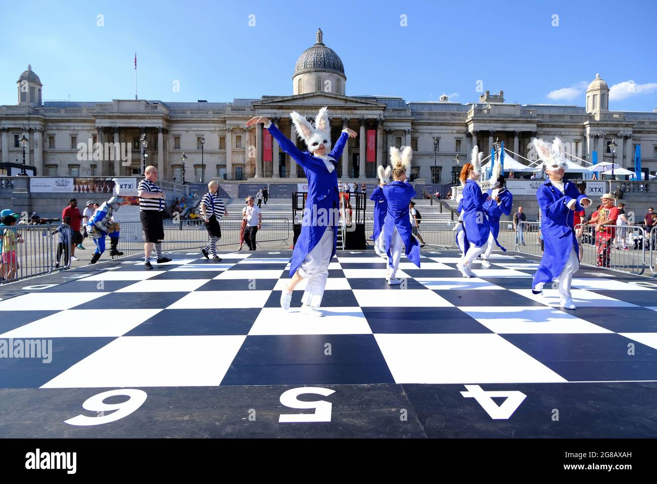 ChessFest, Londres, Reino Unido. Un juego de ajedrez fue jugado con 32 actores en Alice in Wonderland inspirados trajes en un tablero gigante en Trafalgar Square. Foto de stock