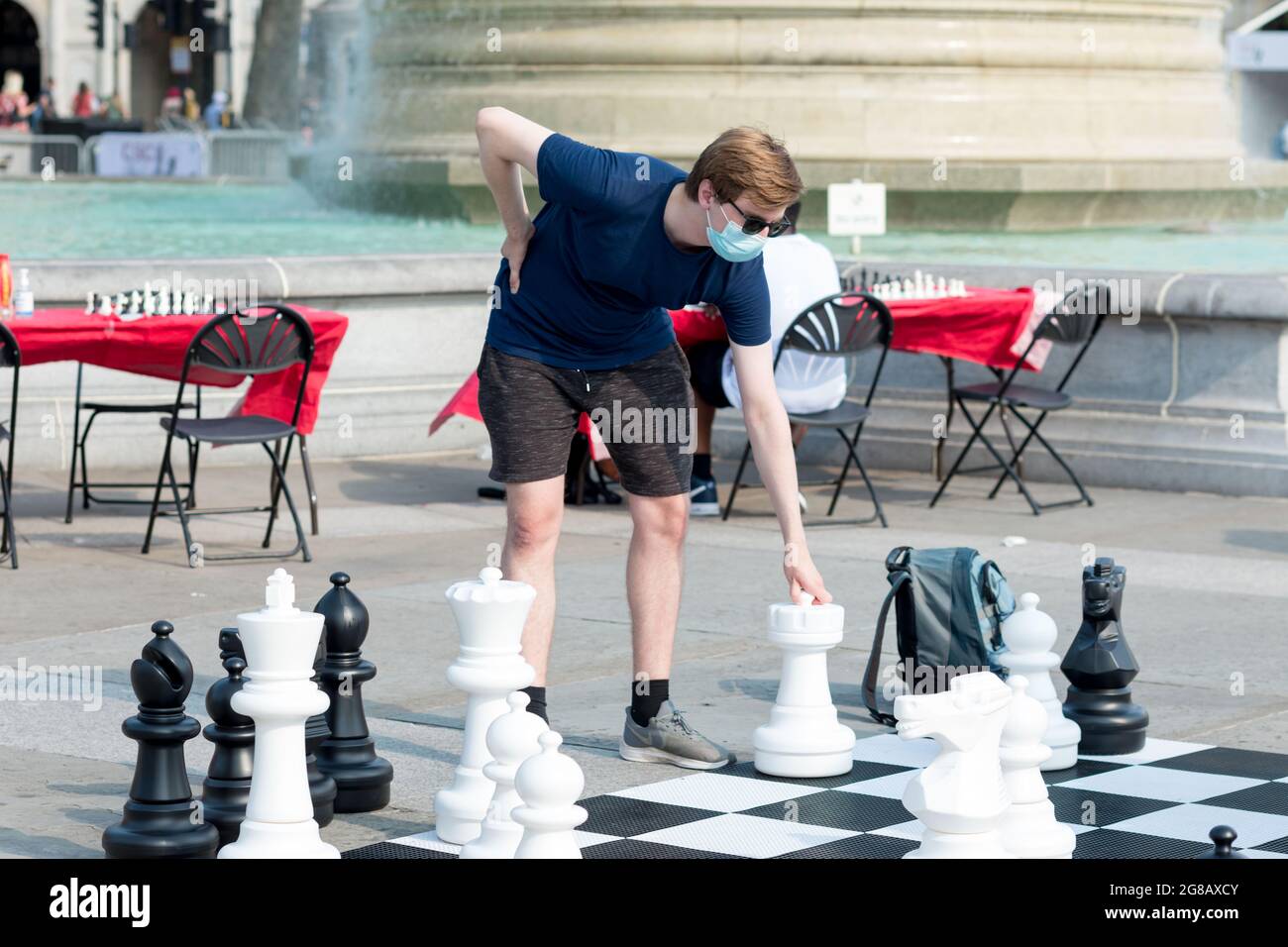 Un hombre visto tomando su siguiente movimiento mientras jugaba en el juego  de ajedrez de tamaño real.The Chess Fest, realizado por Chess in Schools  and Communities (CSC), apoyado por el alcalde de