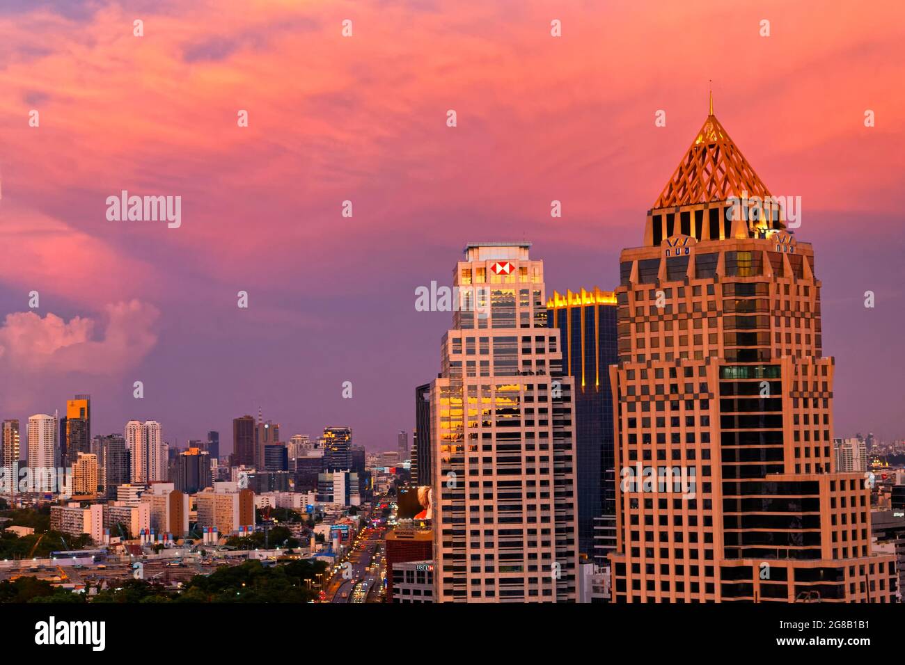 Abdulrahim Place y HSBC Bank Building, Lumphini, Bangkok, Sunset Foto de stock