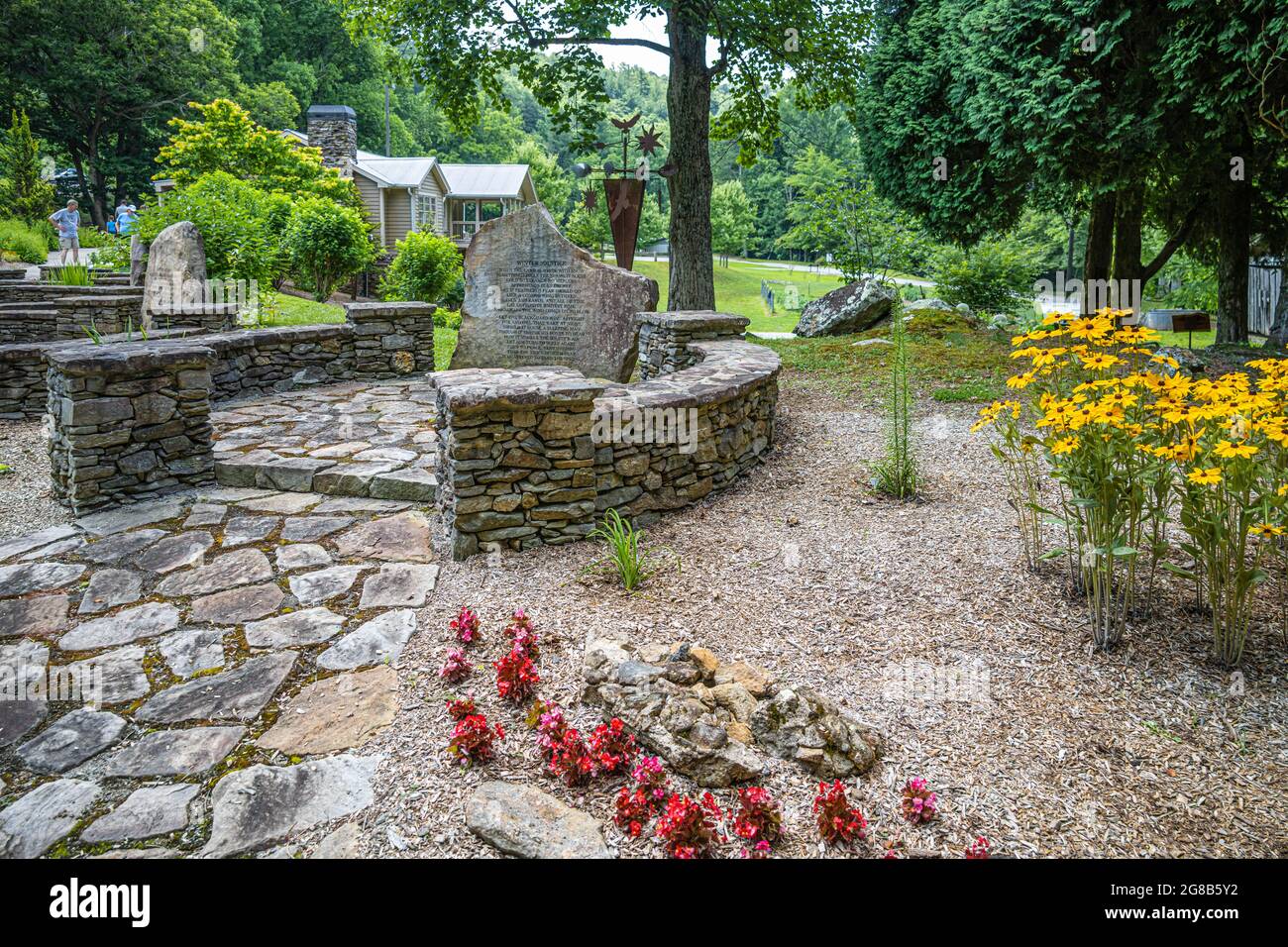 Piedras de poesía grabadas en el jardín del sendero de poesía de Byron Herbert Reece Farm and Heritage Center a lo largo de Wolf Creek en Blairsville, Georgia. (EE. UU.) Foto de stock