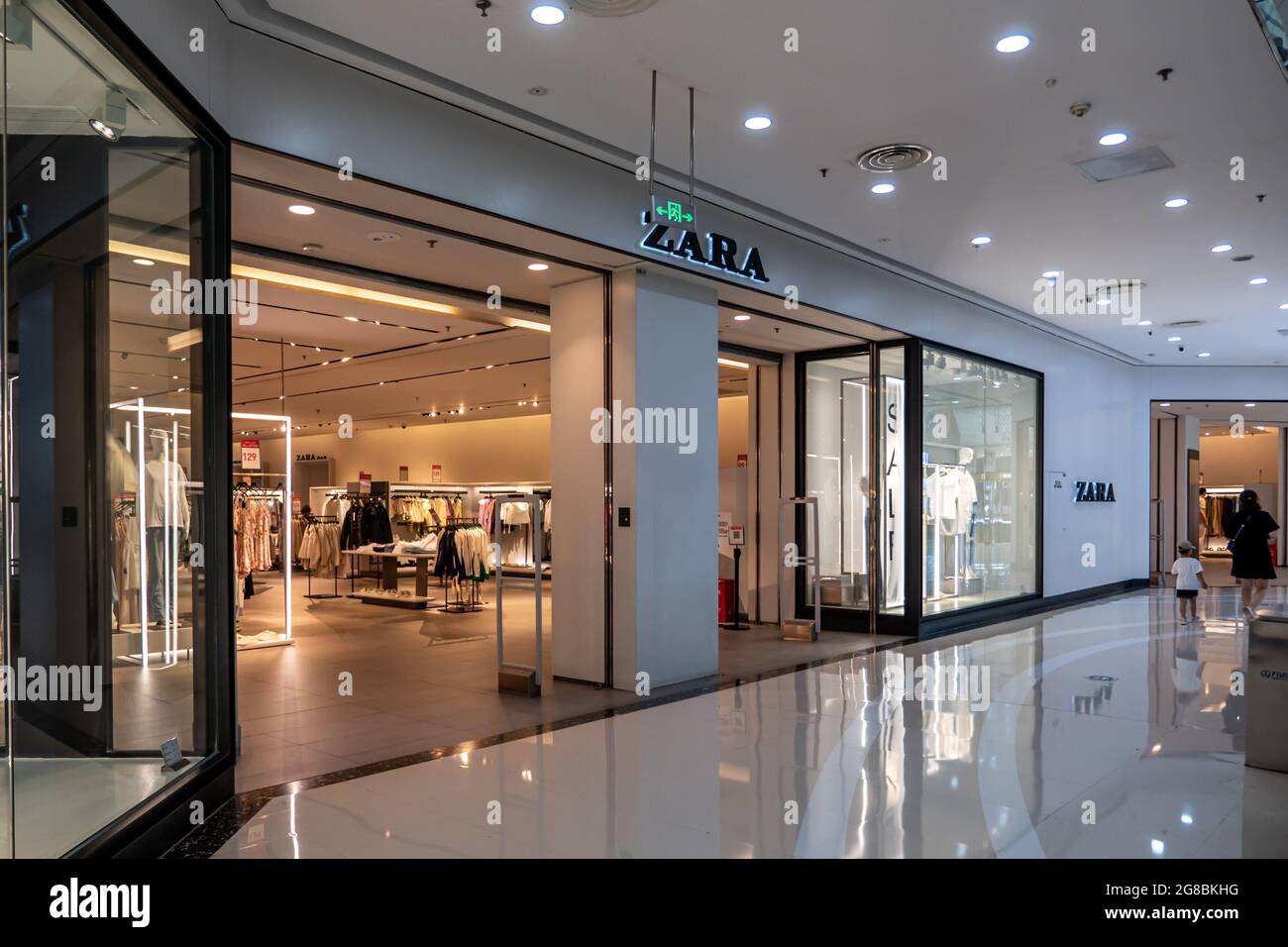 ZHENGZHOU, CHINA - 08 de julio de 2021: Una famosa marca ZARA fachada China  Storefront en China. ZARA es una famosa marca de ropa Fotografía de stock -  Alamy