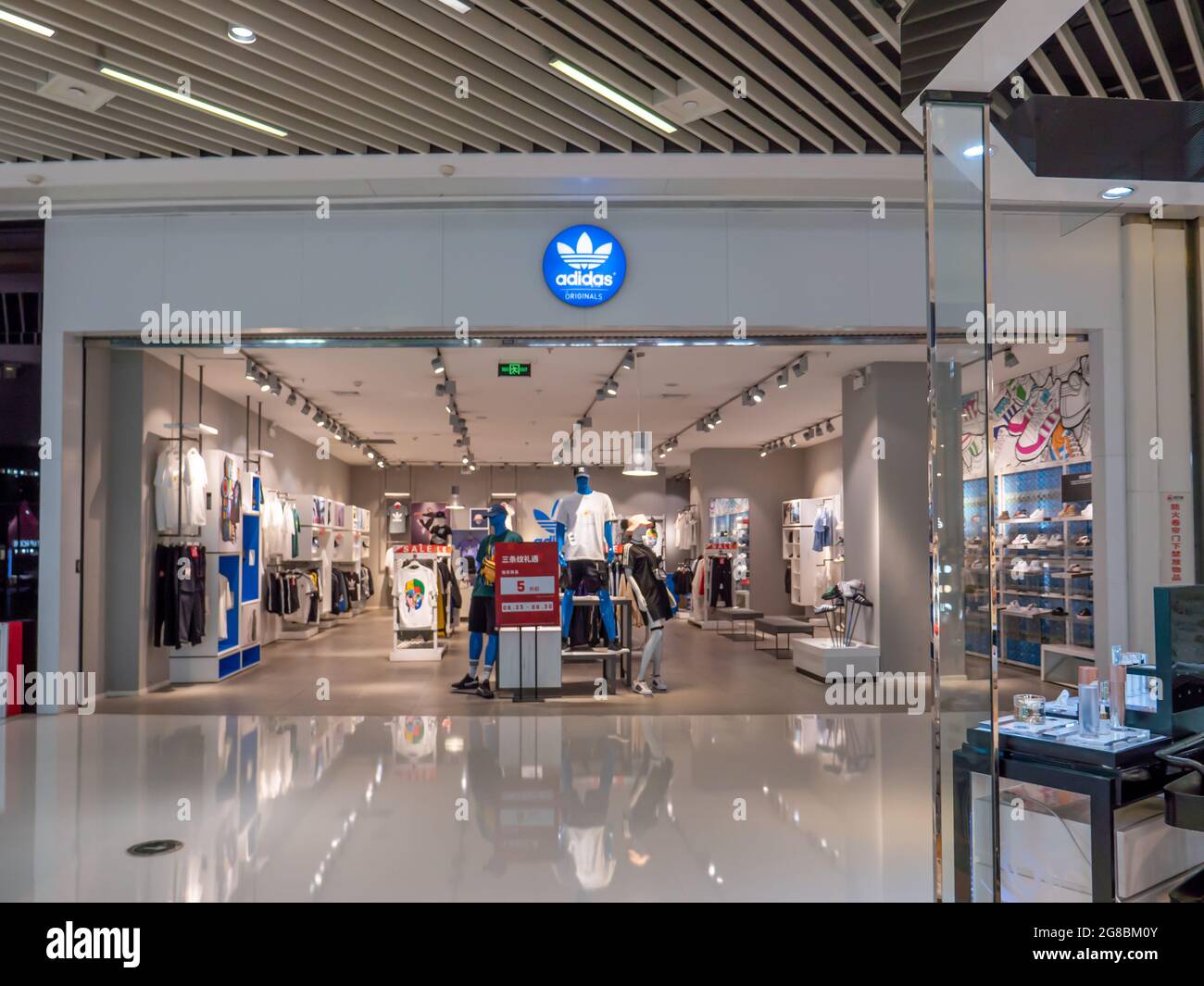 ZHENGZHOU, CHINA - 08 de julio de 2021: ADIDAS famosa marca China  Storefront fachada en China. ADIDAS es una famosa marca de ropa deportiva  en china Fotografía de stock - Alamy