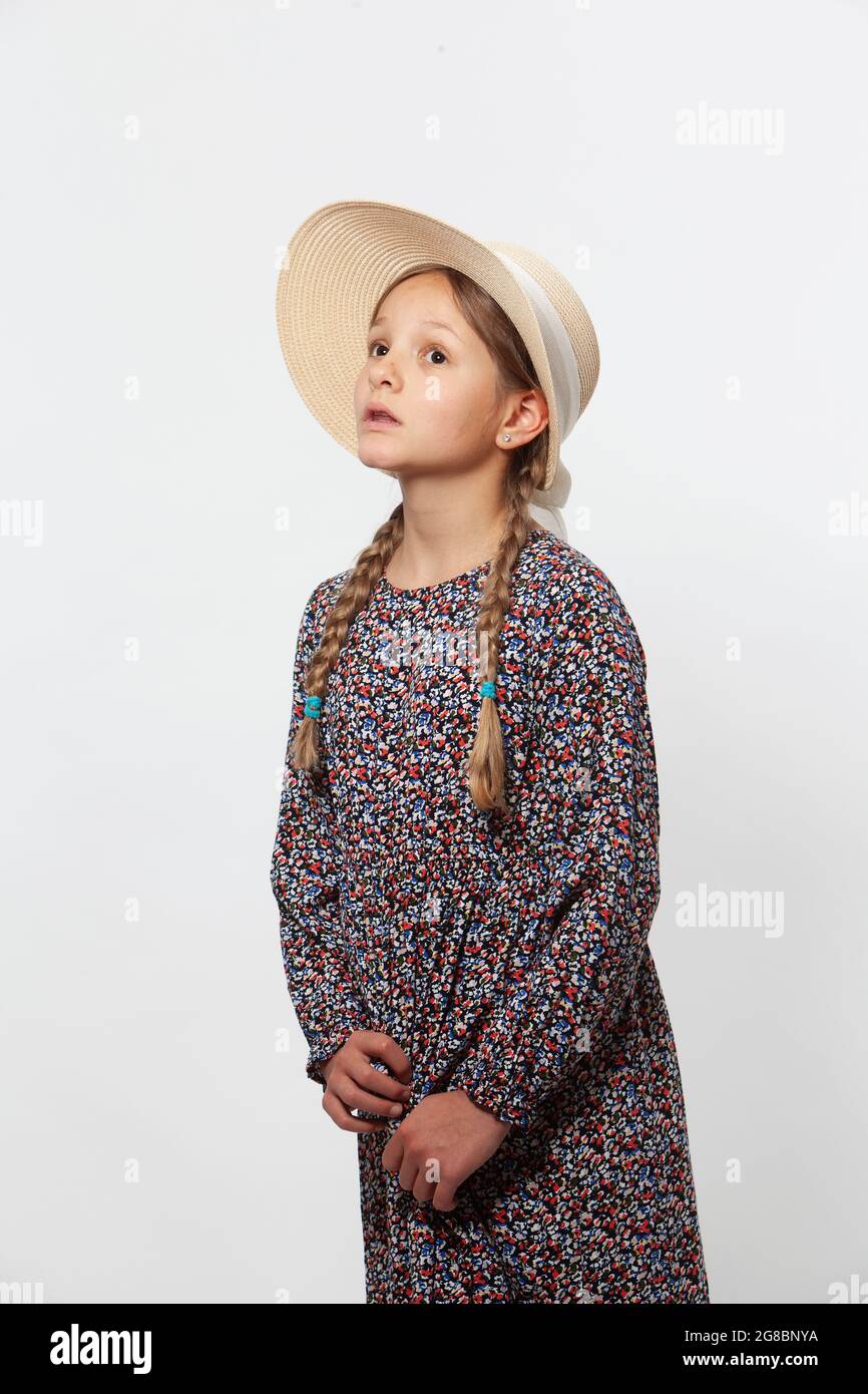 Retrato de chica joven reflexiva con sombrero de sol , aislado sobre blanco. Foto de stock