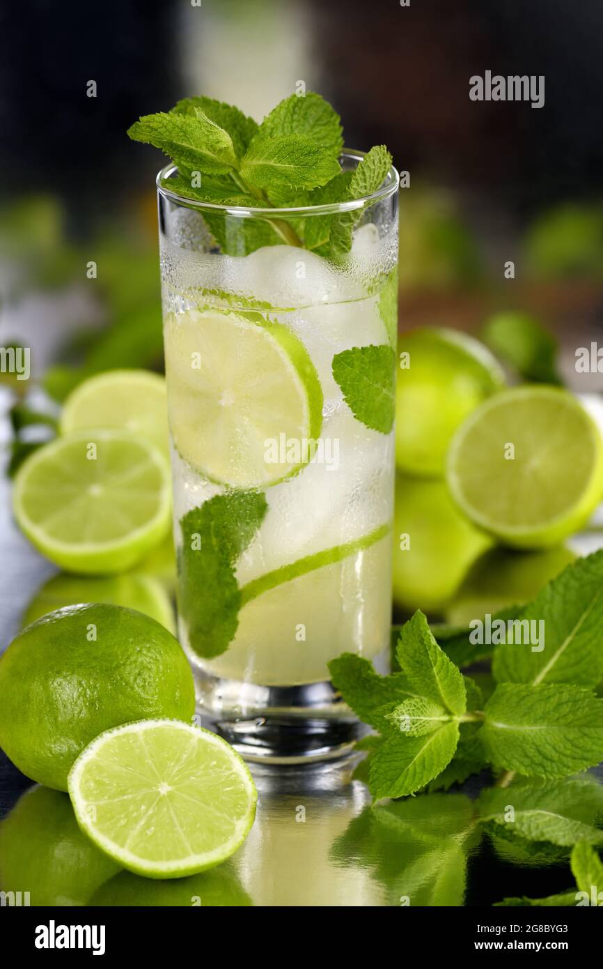 Refrescante cóctel orgánico elaborado con limón fresco, ron blanco combinado con zumo fresco y menta. Este es el cóctel perfecto para los días de verano Fotografía de stock -