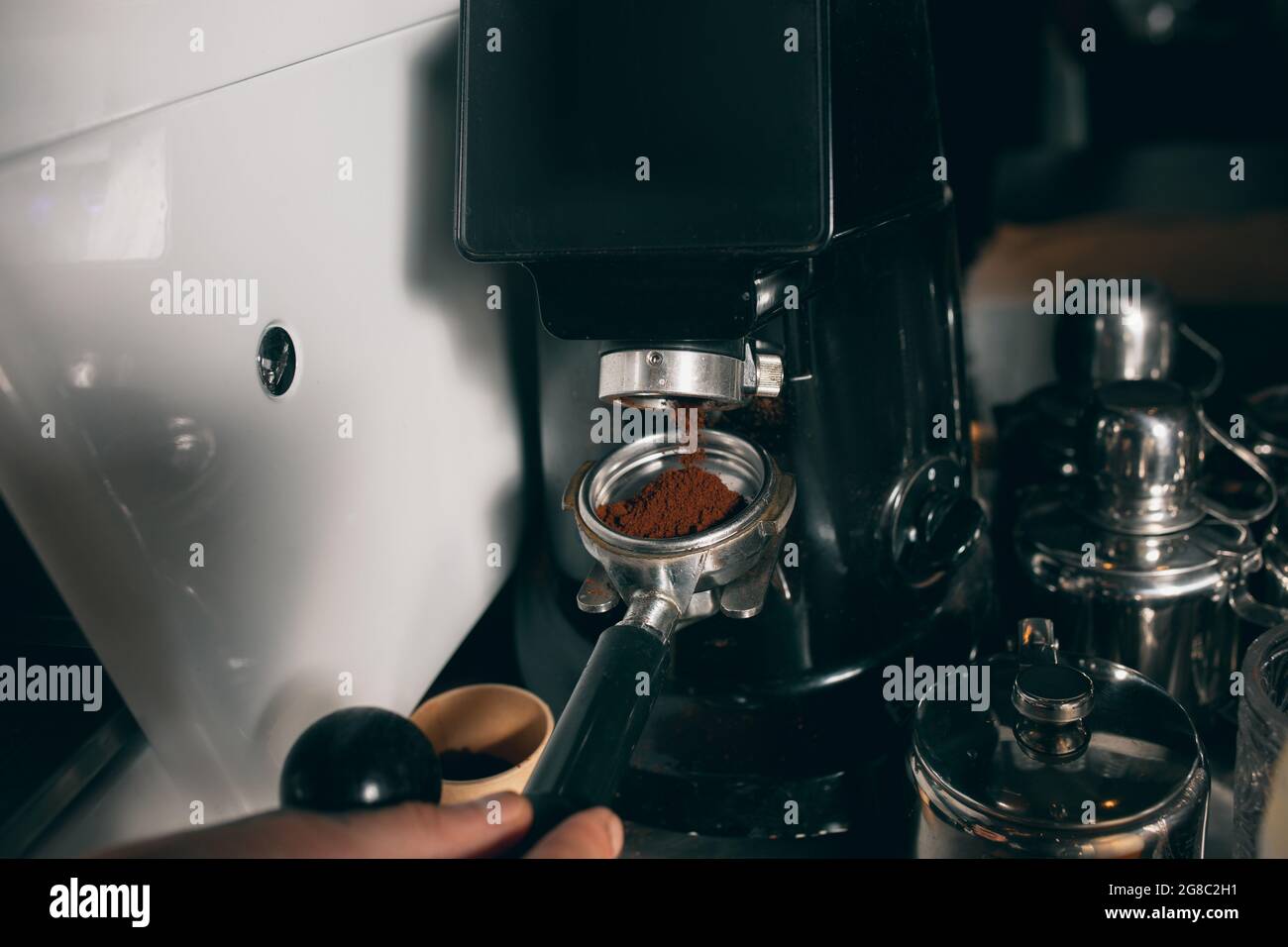 Café recién molido en una bocina de filtro de puerto para cafetera. Primer  plano de la imagen Fotografía de stock - Alamy