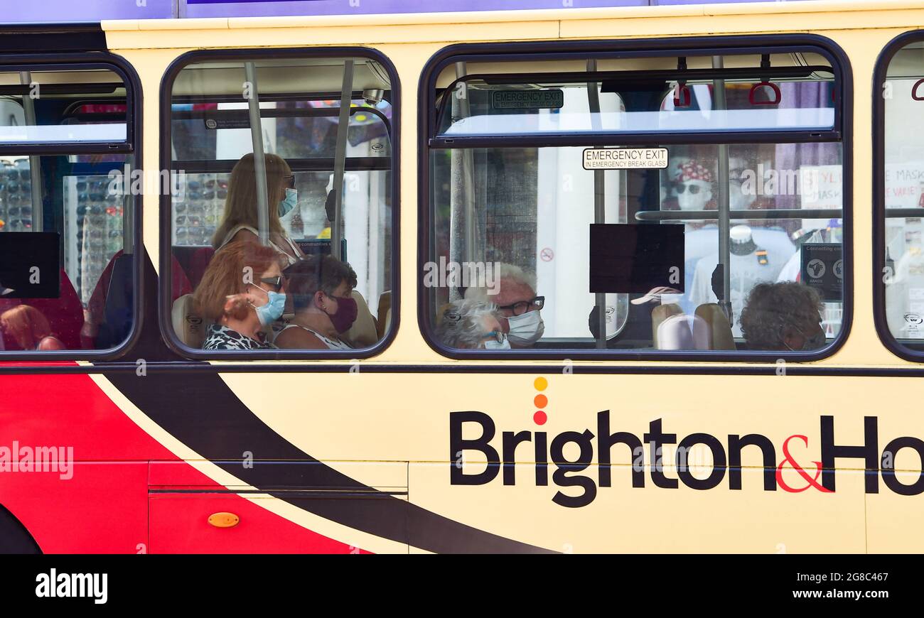 Brighton Reino Unido 19th de julio de 2021 - Se ha pedido a los pasajeros de autobuses de Brighton & Hove que sigan usando cubiertas faciales ya que las restricciones COVID-19 se levantan en Inglaterra en lo que se ha conocido como Día de la Libertad: Crédito Simon Dack / Alamy Live News Foto de stock