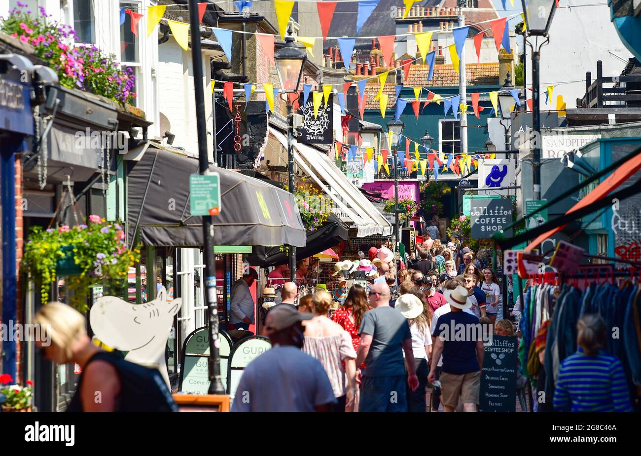 Brighton Reino Unido 19th de julio de 2021 - El área de North Laine de Brighton está ocupada con los compradores ya que las restricciones COVID-19 se levantan en Inglaterra en lo que se ha conocido como Día de la Libertad: Crédito Simon Dack / Alamy Live News Foto de stock