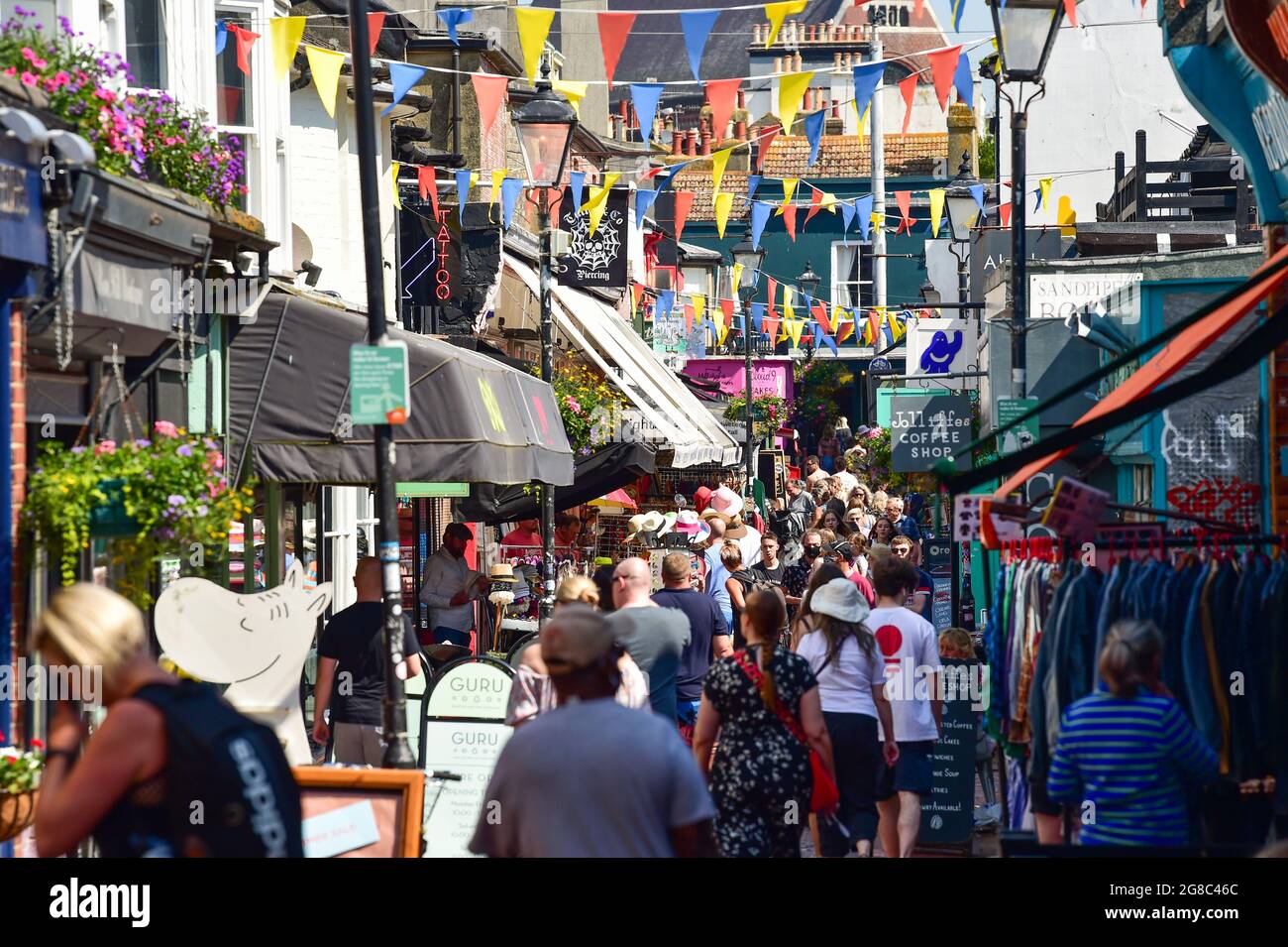 Brighton Reino Unido 19th de julio de 2021 - El área de North Laine de Brighton está ocupada con los compradores ya que las restricciones COVID-19 se levantan en Inglaterra en lo que se ha conocido como Día de la Libertad: Crédito Simon Dack / Alamy Live News Foto de stock