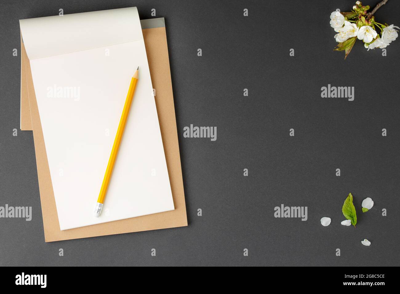 Cuaderno marrón con lápiz amarillo. Foto de stock