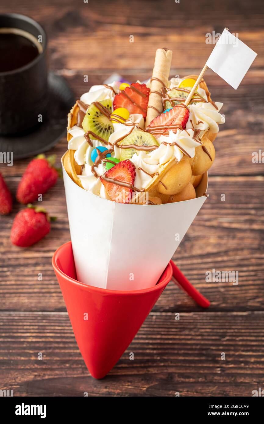 Bubble waffle ice cream fotografías e imágenes de alta resolución - Alamy