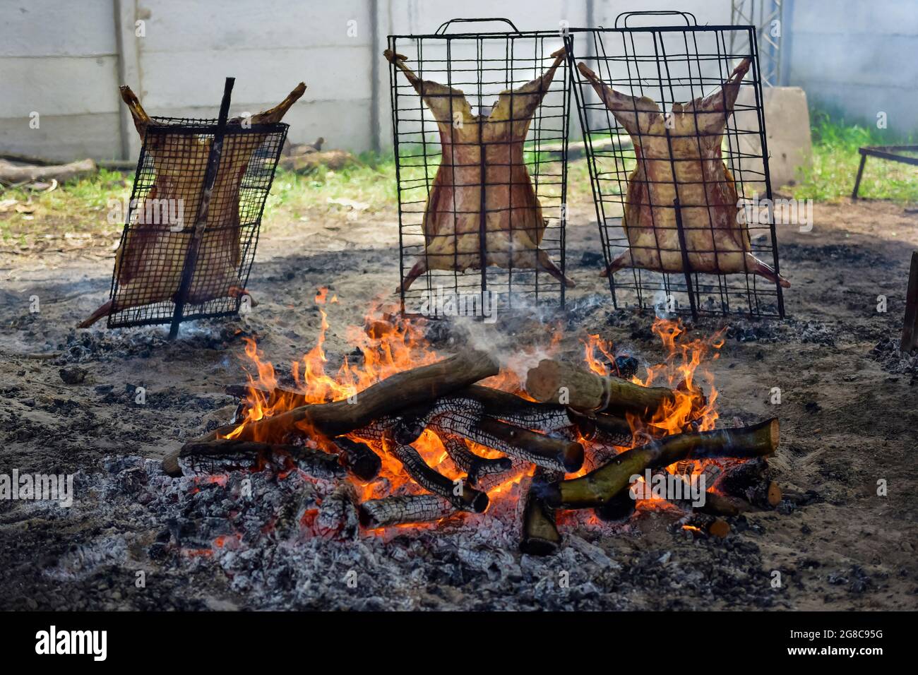 Cordero al asador, cocina tradicional argentina, provincia de La Pampa,  Patagonia, Argentina Fotografía de stock - Alamy