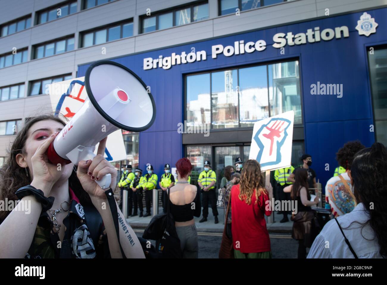Brighton, East Sussex, Reino Unido. 3rd de julio de 2021. Aproximadamente 50 manifestantes golpearon las calles de Brighton en protesta contra un controvertido proyecto de ley policial Foto de stock