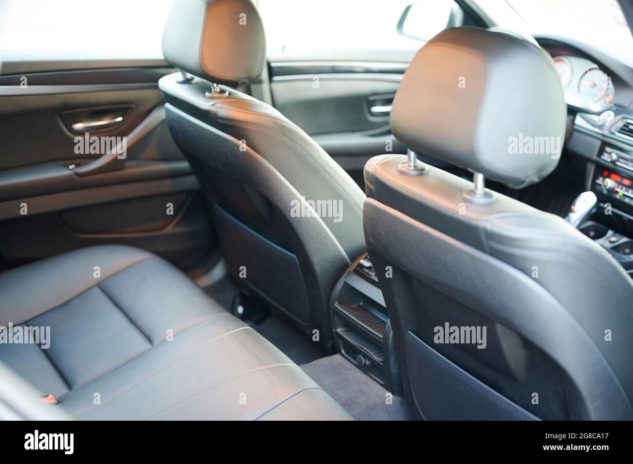 Cabina de coche moderno con interior de cuero negro Foto de stock