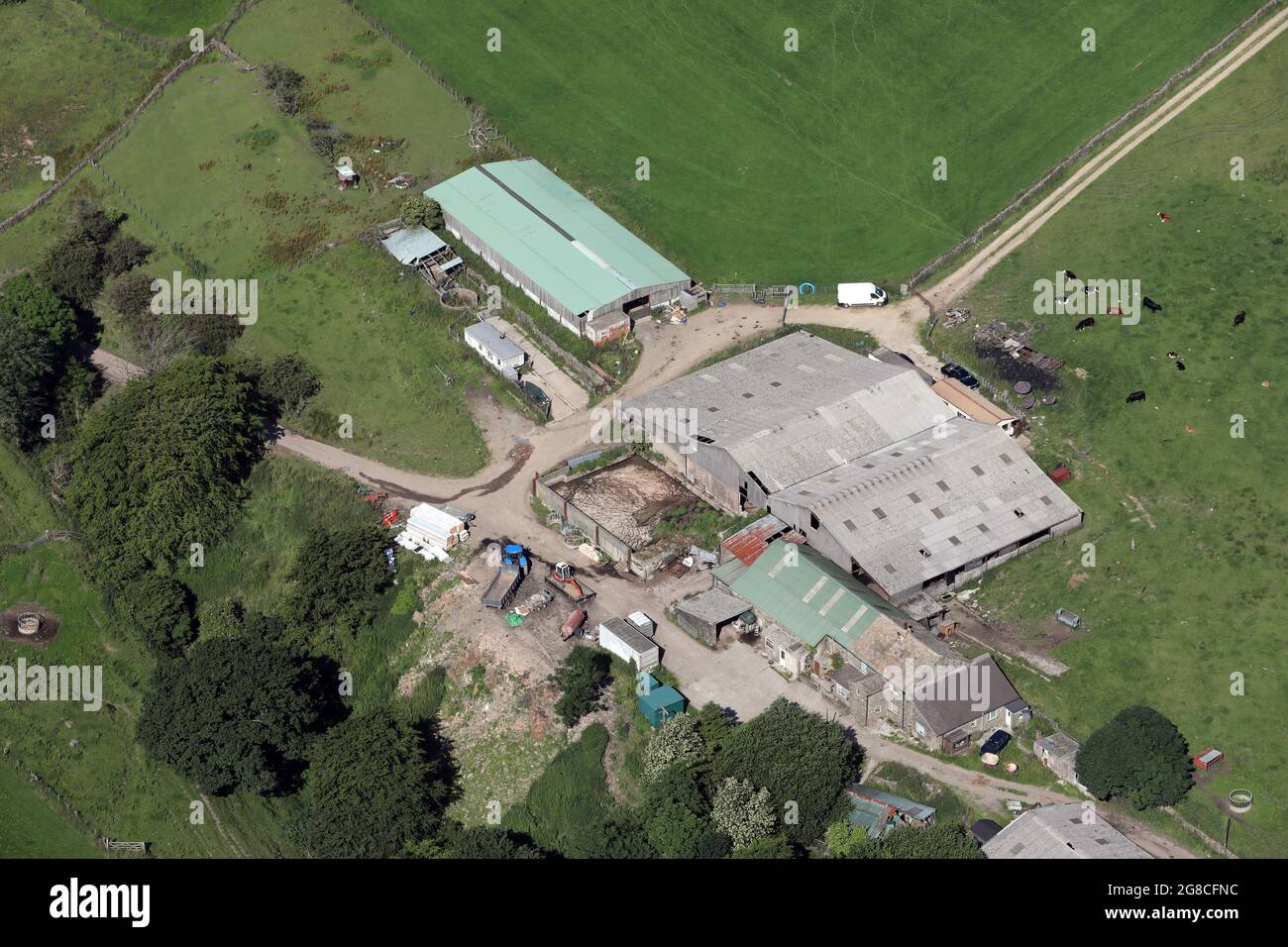Vista aérea de una pequeña granja agrícola en Yorkshire, Reino Unido Foto de stock