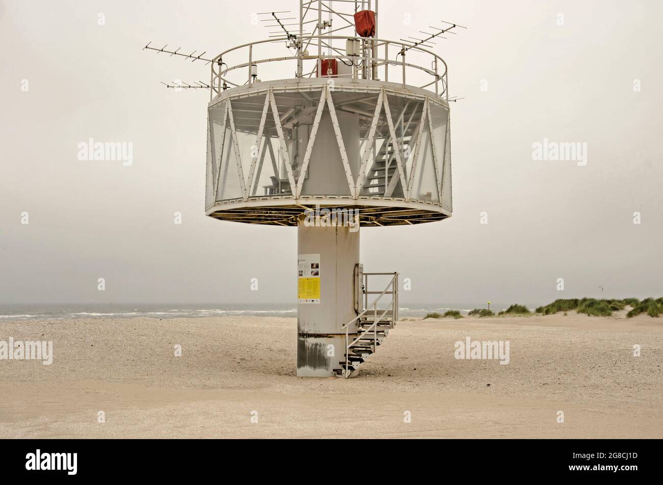 Monster, Países Bajos, 14 de julio de 2021: La sección inferior de la torre de observación anexo oficina de la defensa costera de Zandmotor (Sand Engine) Foto de stock