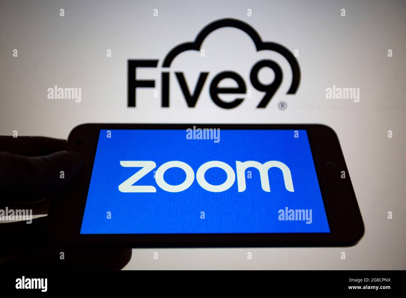 Asunción, Paraguay. 19th de julio de 2021. Foto de ilustración: El logotipo de Zoom se muestra en un smartphone con el logotipo de Five9 en la pantalla. Zoom Video Communications, Inc. (NASDAQ: ZM) anunció el 18 de julio que ha firmado un acuerdo definitivo para adquirir Five9, Inc. (NASDAQ: FIVB), un proveedor del centro de contacto inteligente en la nube, en una transacción de acciones valoradas en aproximadamente $14,7 mil millones. (Imagen de crédito: © Andre M. Chang/ZUMA Press Wire) Foto de stock