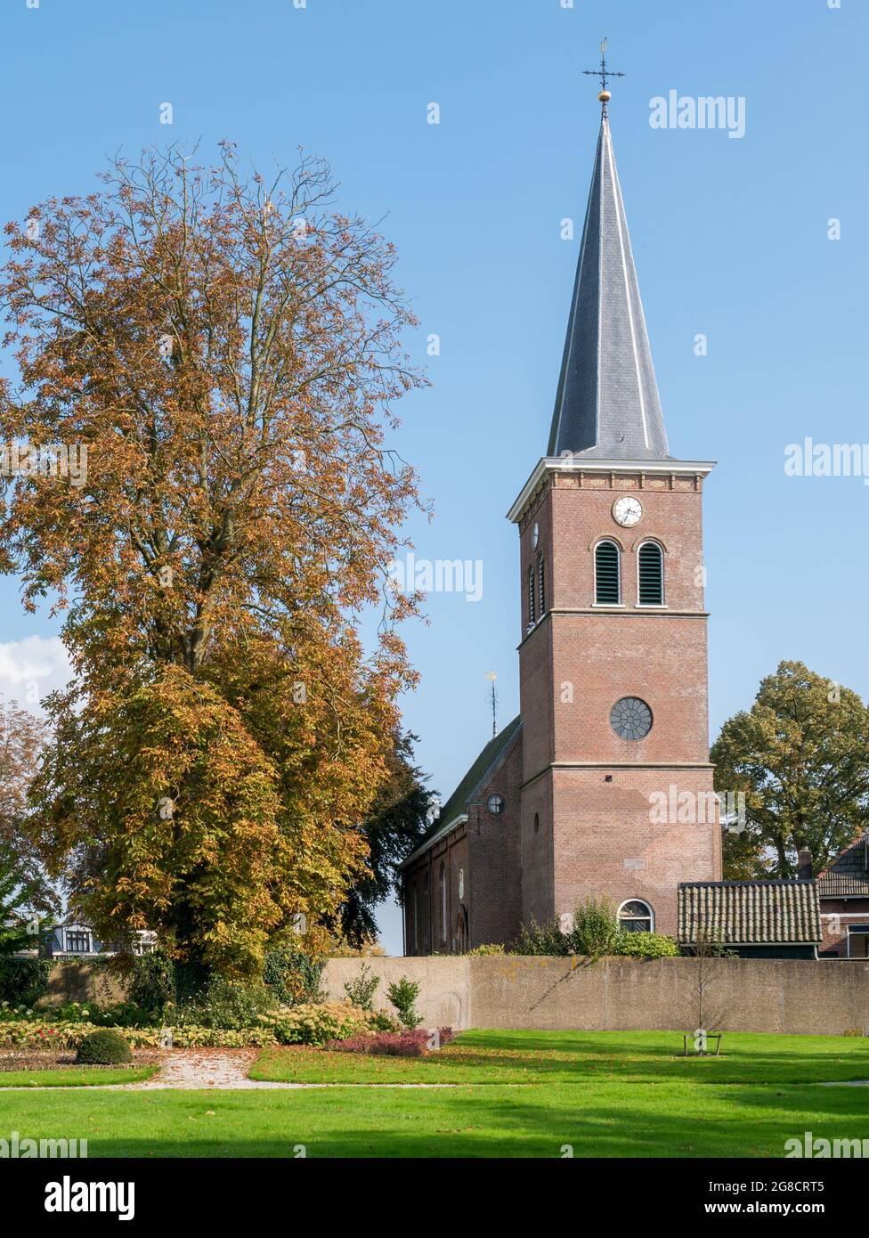 Iglesia reformada Terptsjerke en el pueblo de Akkrum, Frisia, Holanda Foto de stock