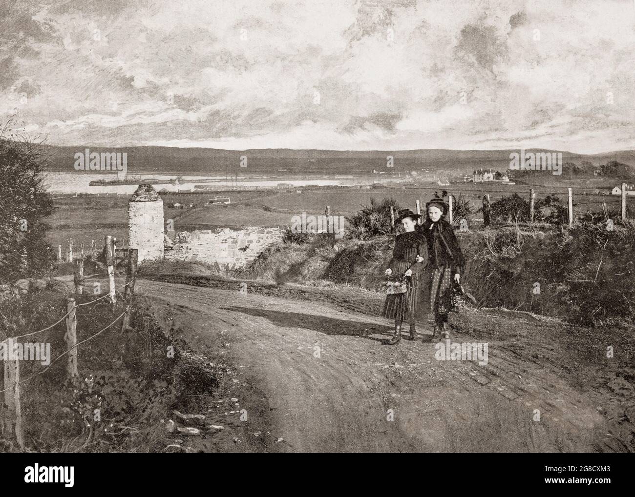 Una vista de finales del siglo 19th de la distancia Stranraer aka el Toon, una ciudad en Dumfries y Galloway, Escocia de Gallowhill con dos mujeres jóvenes de moda. Anteriormente era un puerto de ferries, que conectaba Escocia con Belfast y Larne en Irlanda del Norte. Foto de stock