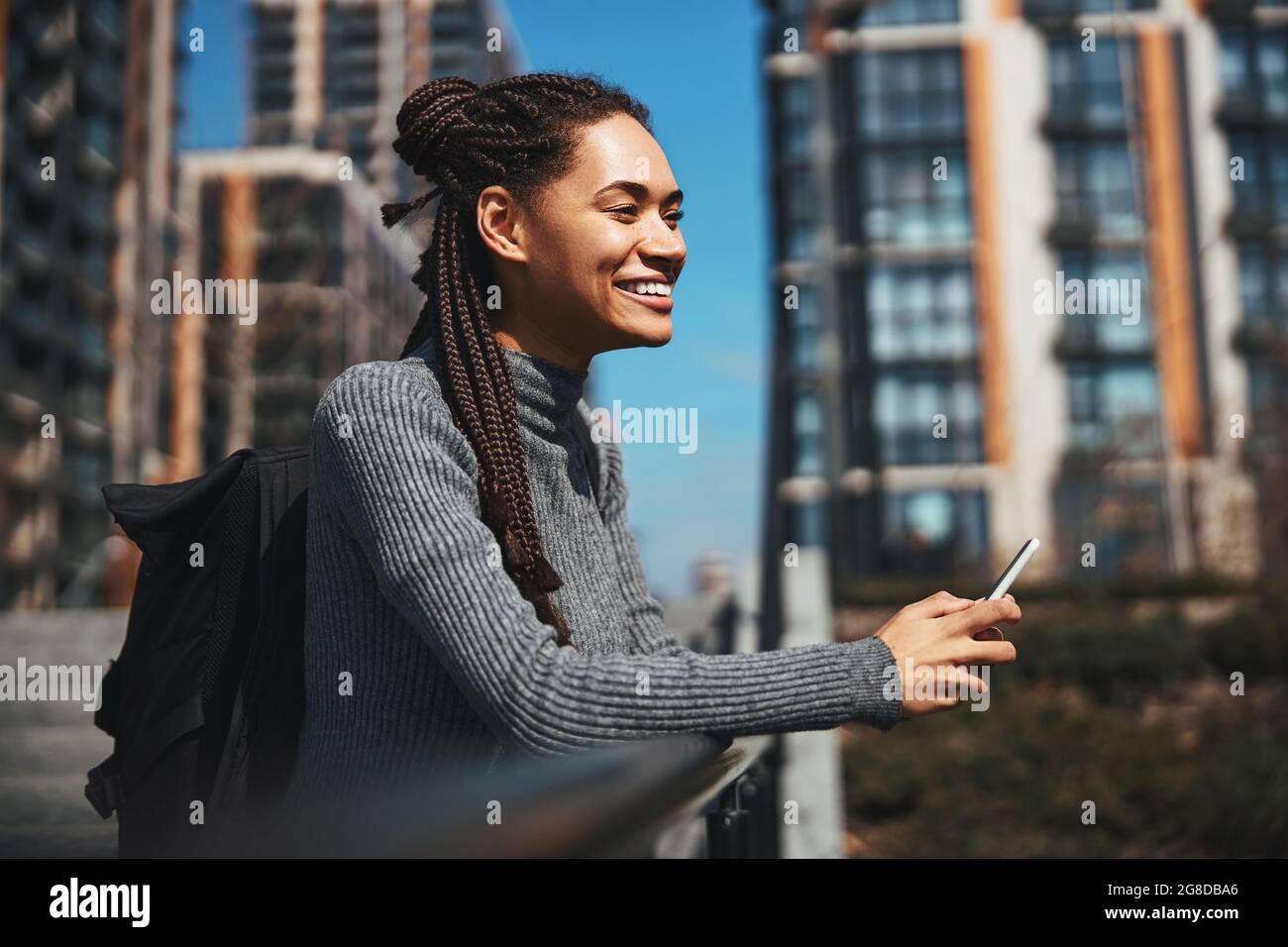 Viajero de gran espíritu con una mochila mirando la distancia Foto de stock