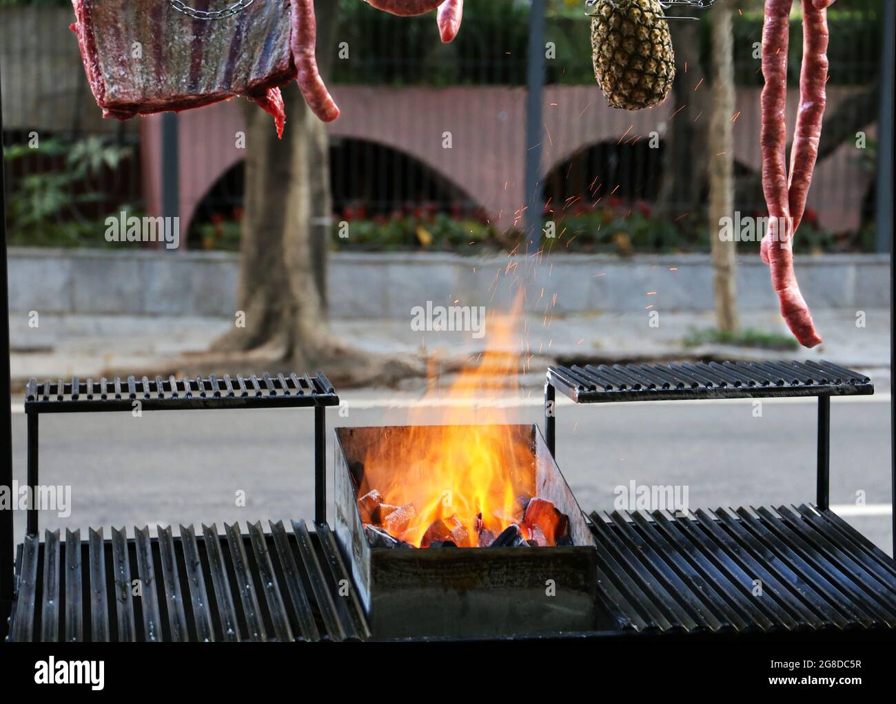 Parrilla Barbacoa Argentina Acera Una Calle Brasil Con Fuego Salchichas:  fotografía de stock © PedroTruffi #488037510