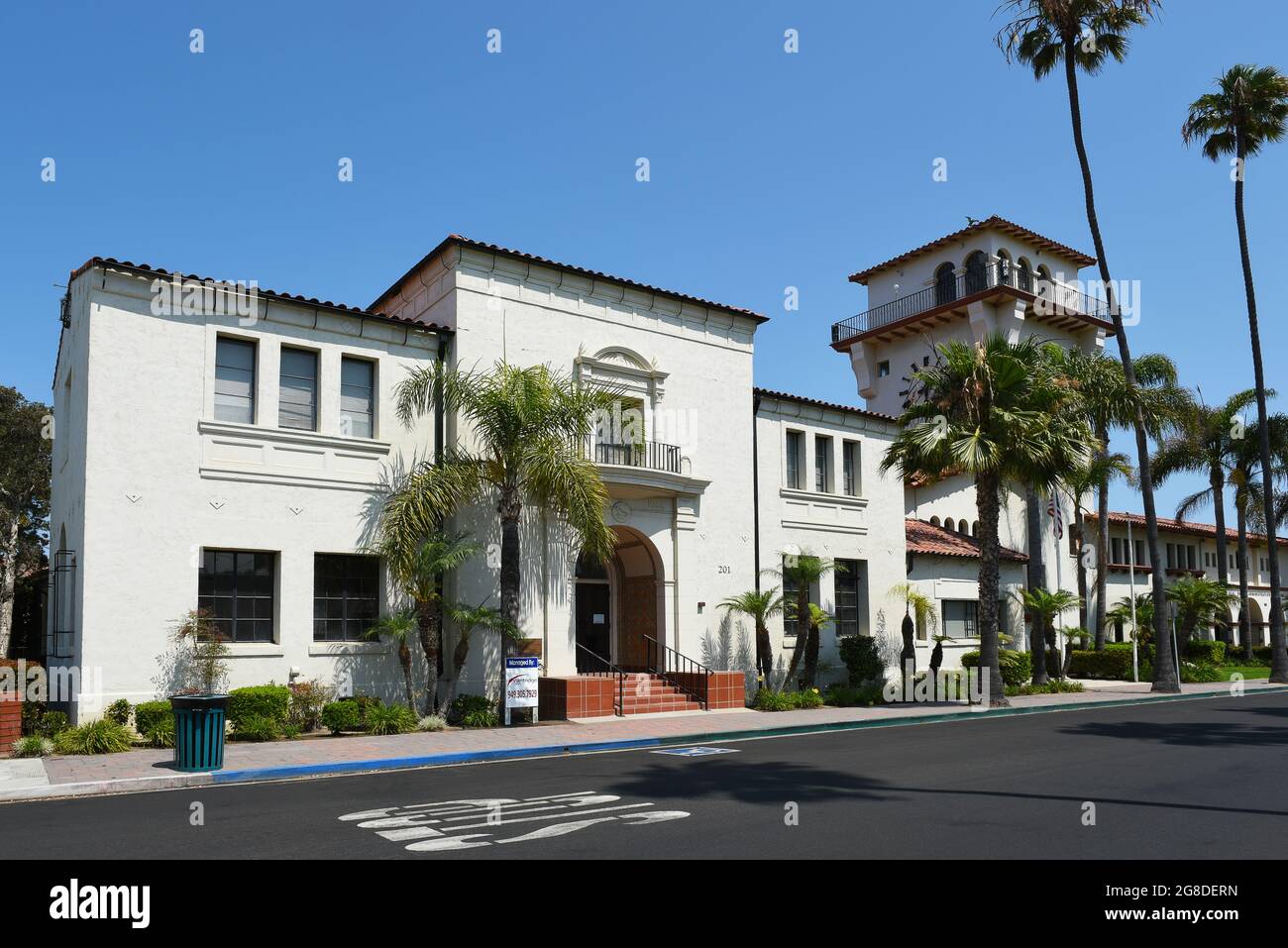 SEAL BEACH, CALIFORNIA - 16 de julio de 2021: El edificio de administración de Seal Beach City. Foto de stock