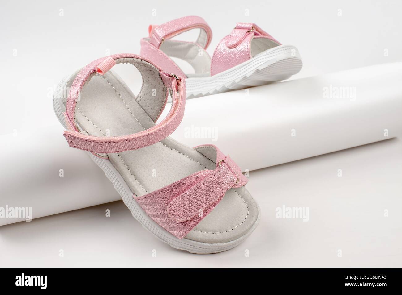 Sandalias con aislamiento rosa. Sandalias de color rosa para niños con suela blanca y cierres de velcro aislados sobre fondo blanco. Zapatos moda para niños de stock - Alamy