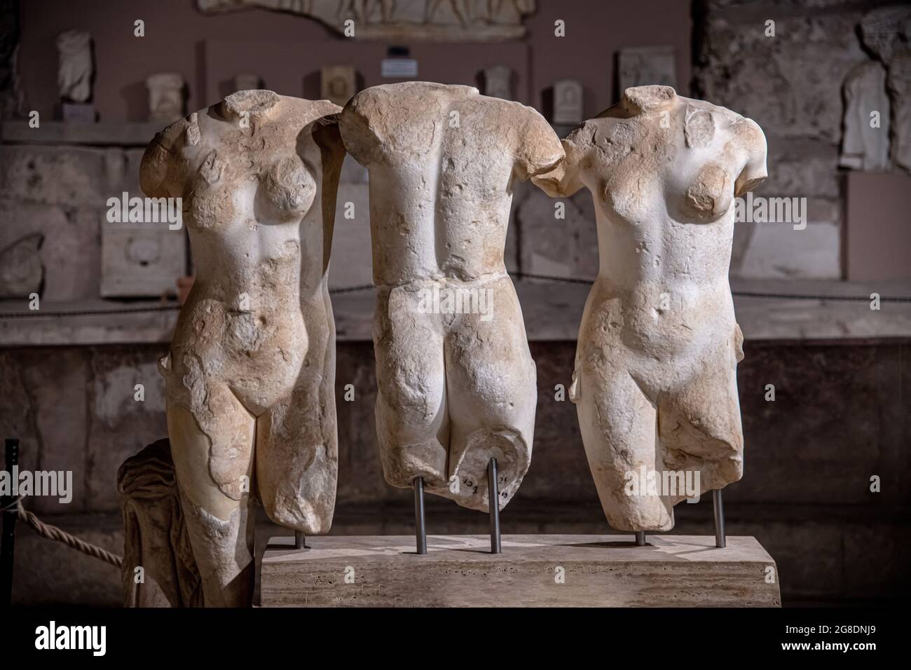 Antalya, Turquía - 18 de julio de 2021: Estatua de las Tres Gracias. Esculturas y ruinas antiguas en el Museo Arqueológico de Side, Antalya, Turquía. Foto de stock