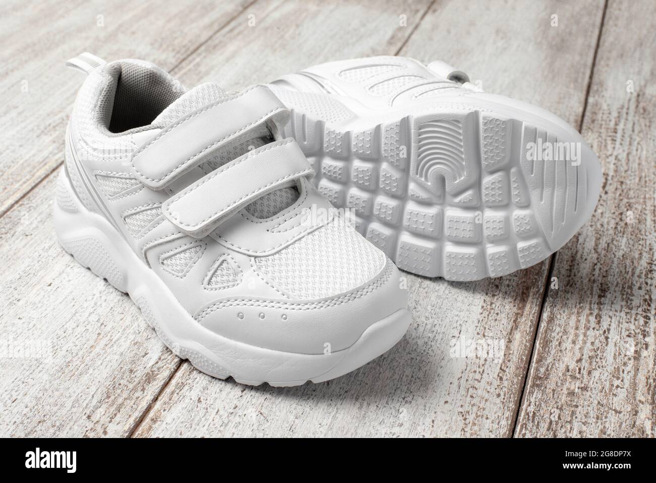 Foto de zapatillas blancas para niños fotografía macro de