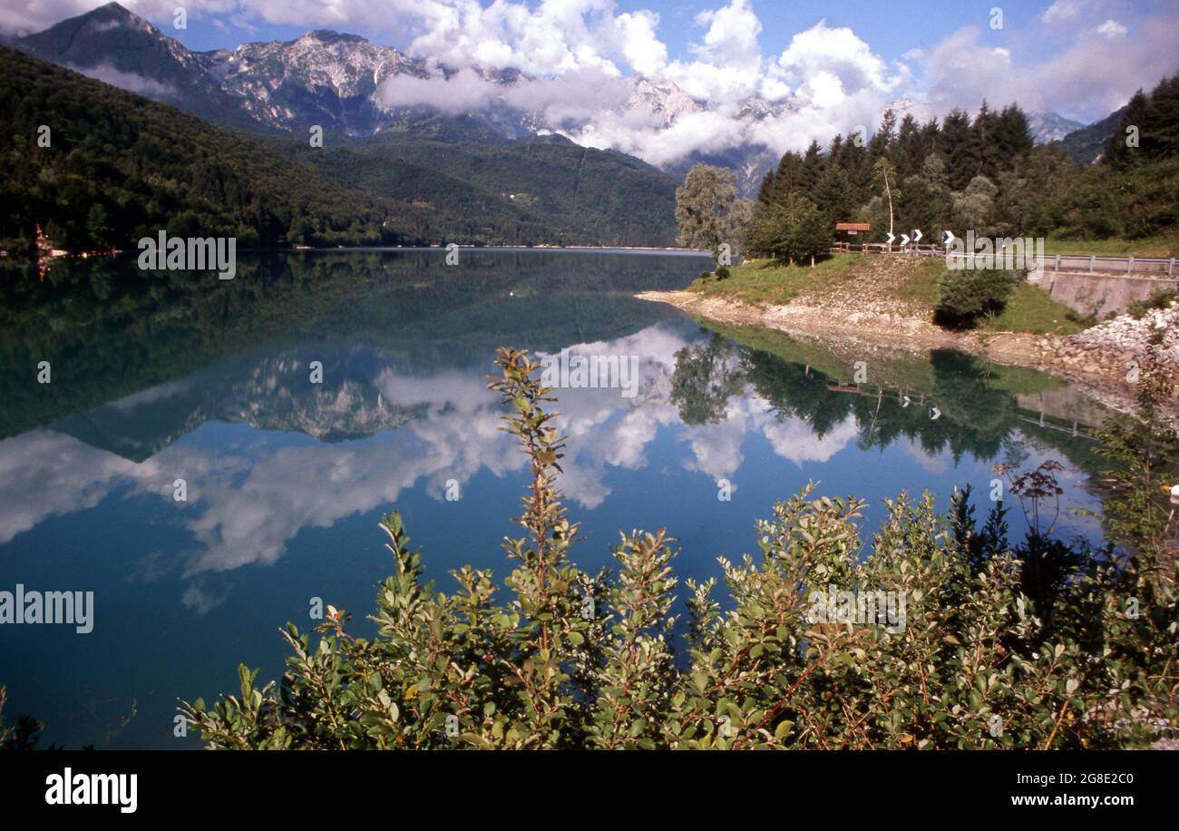 Lago di Barcis nelle Dolomiti Friulane en Valcellina Foto de stock