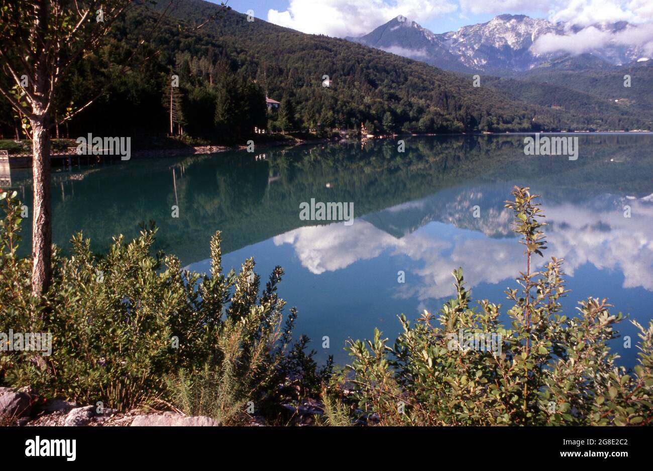 Lago di Barcis nelle Dolomiti Friulane en Valcellina Foto de stock