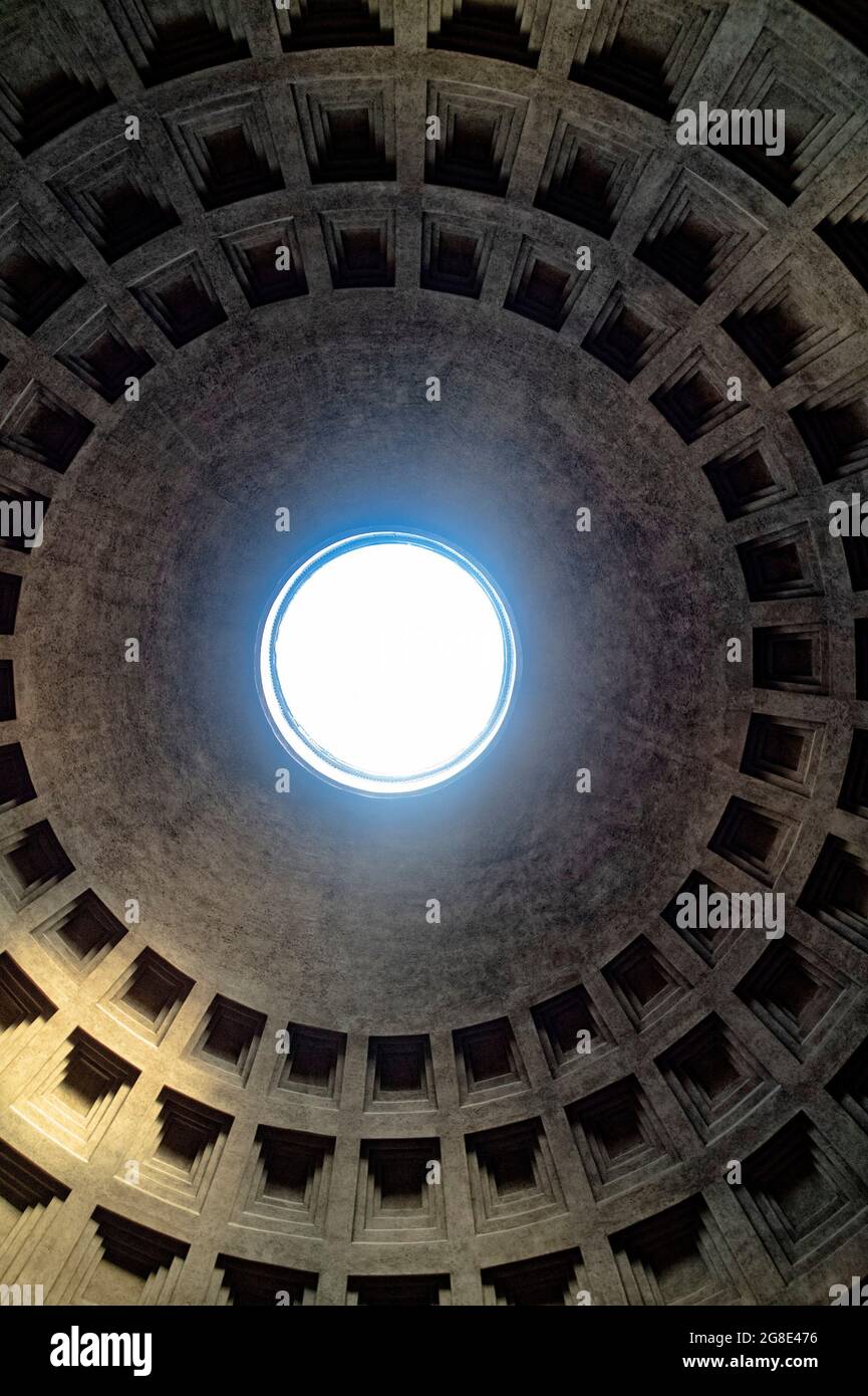 Europa - Italia, capital Roma: Una vista de la cúpula del Panteón que es considerada la cúpula de hormigón sin refuerzo más grande del mundo. Foto de stock