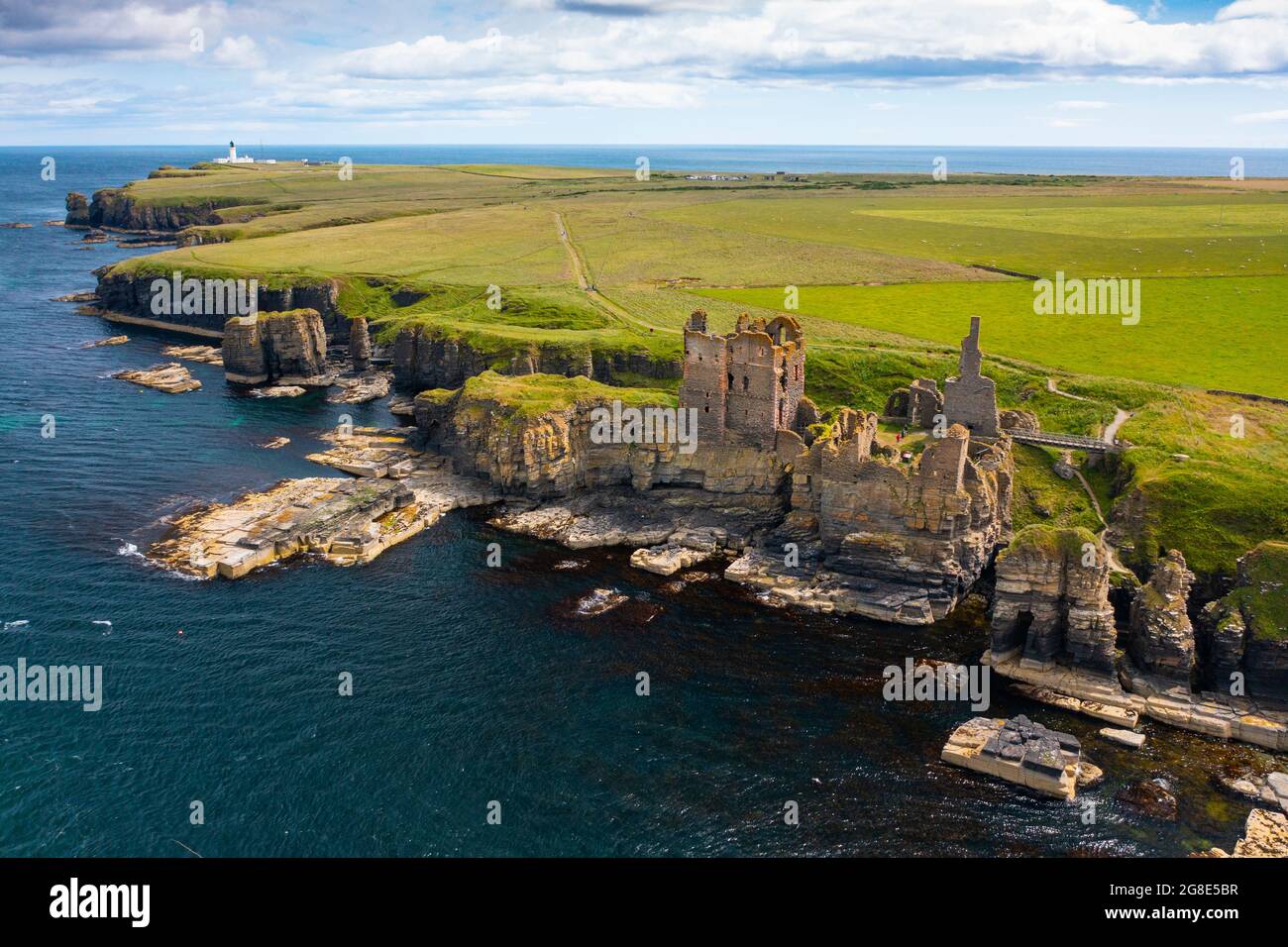 Castillo Sinclair Girnigoe en la costa de Wick, Caithness, Escocia, Reino Unido Foto de stock