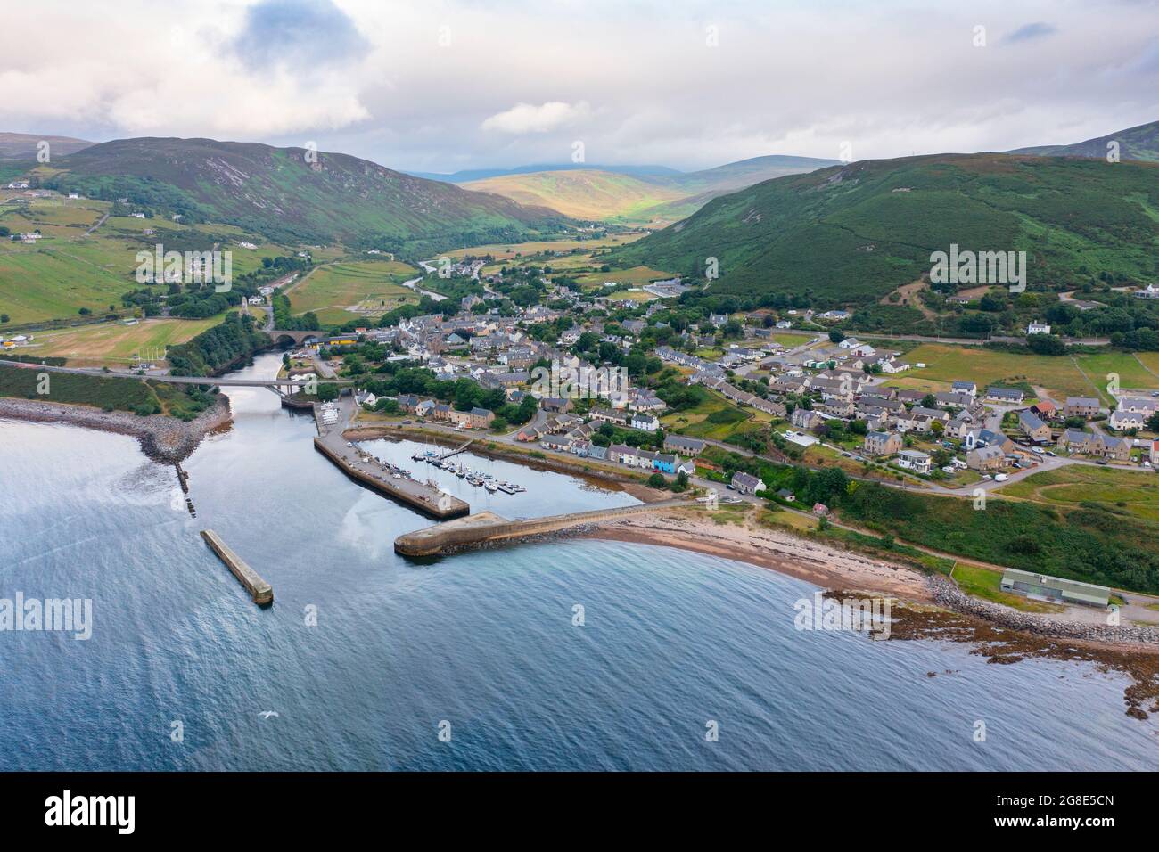 Vista aérea desde el drone del pueblo y el puerto en Helmsdale, Sutherland, en Escocia, Reino Unido Foto de stock