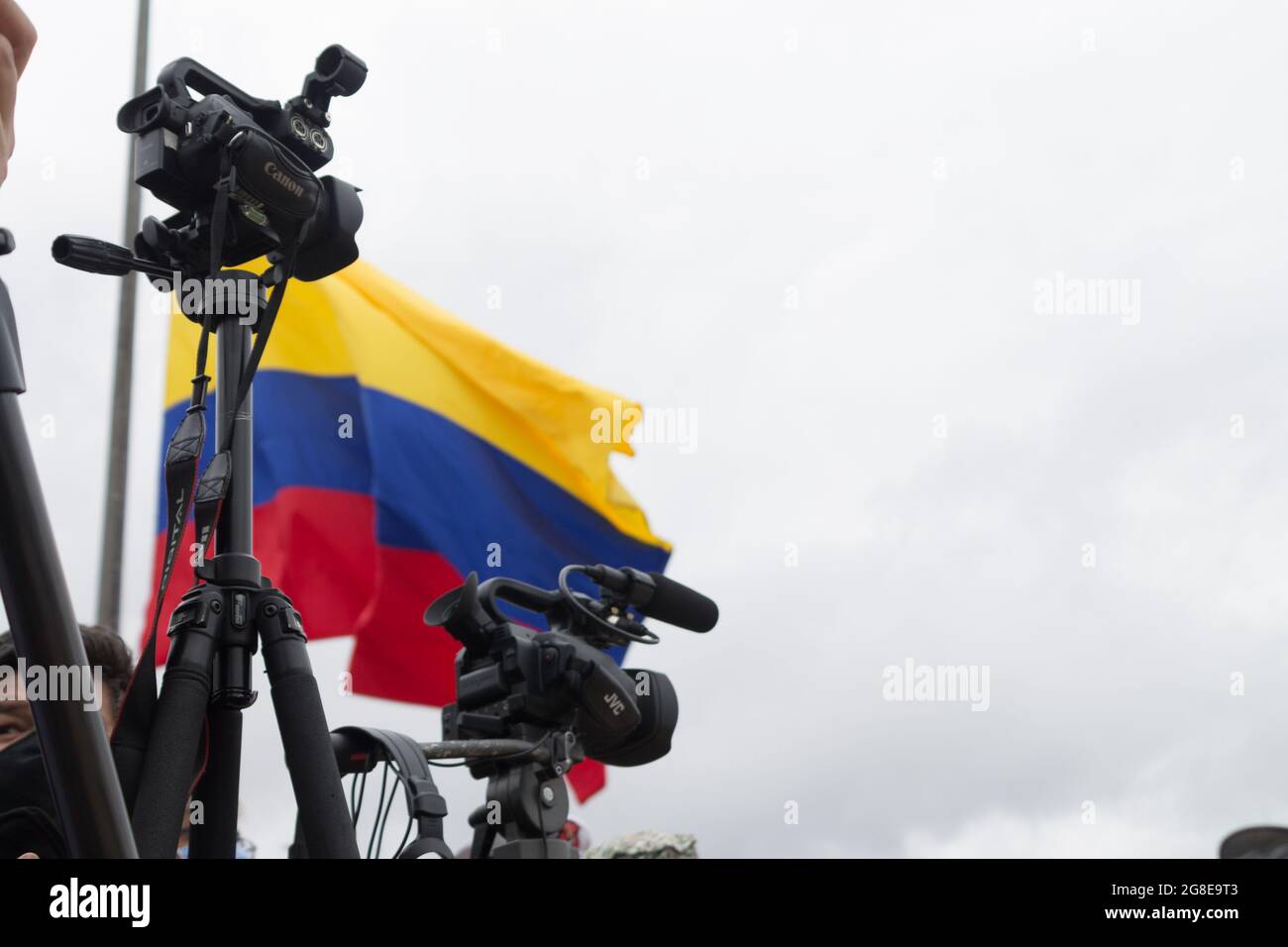 Bogotá, Colombia. 19th de julio de 2021. Las cámaras de periodistas  difundidas en vivo con la bandera nacional de Colombia durante un acto  conmemorativo para servir de honor a los militares y