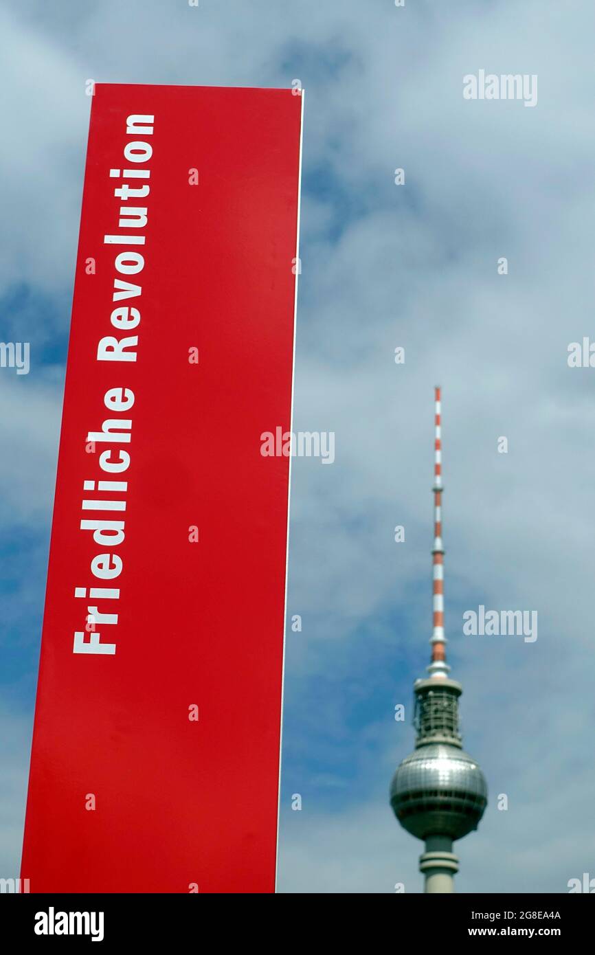 Estela con la inscripción Friedliche Revolución, detrás de ella la Torre de TV de Berlín, Unter den Linden, Berlín, Alemania Foto de stock