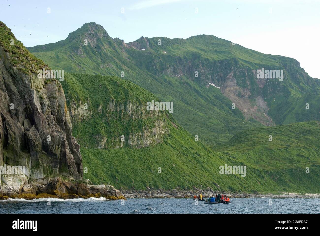 Dentro de la caldera ahogada de la isla Ekarma, las islas Kuril, el Lejano Oriente ruso Foto de stock