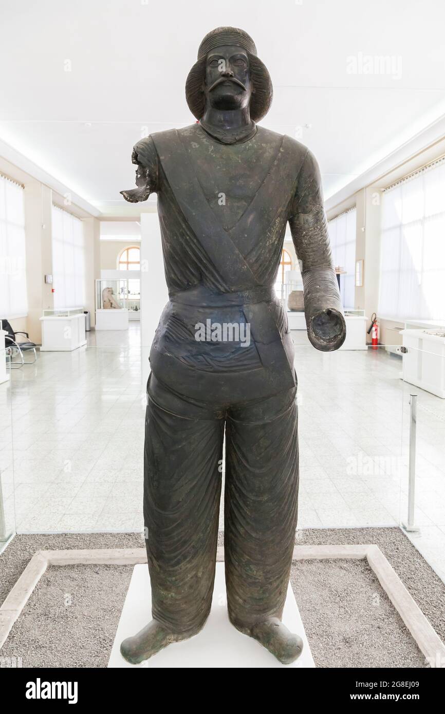 La estatua de bronce del príncipe, Parciano 250BC-224AD, Museo Nacional de Irán, Teherán, Irán, Persia, Asia Occidental, Asia Foto de stock