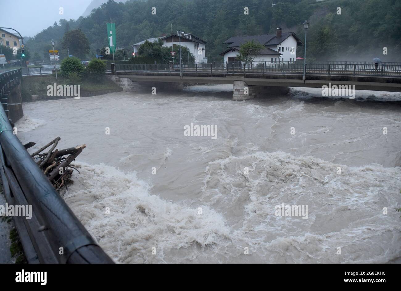 Marktschellenberg, Alemania. 18th de julio de 2021. Durante las tormentas e inundaciones en Baviera, muchas masas de agua corren bajo puentes que conducen sobre el Berchtesgadener Ache, en el territorio de Berchtesgadener. Crédito: Felix Hörhager/dpa/Alamy Live News Foto de stock