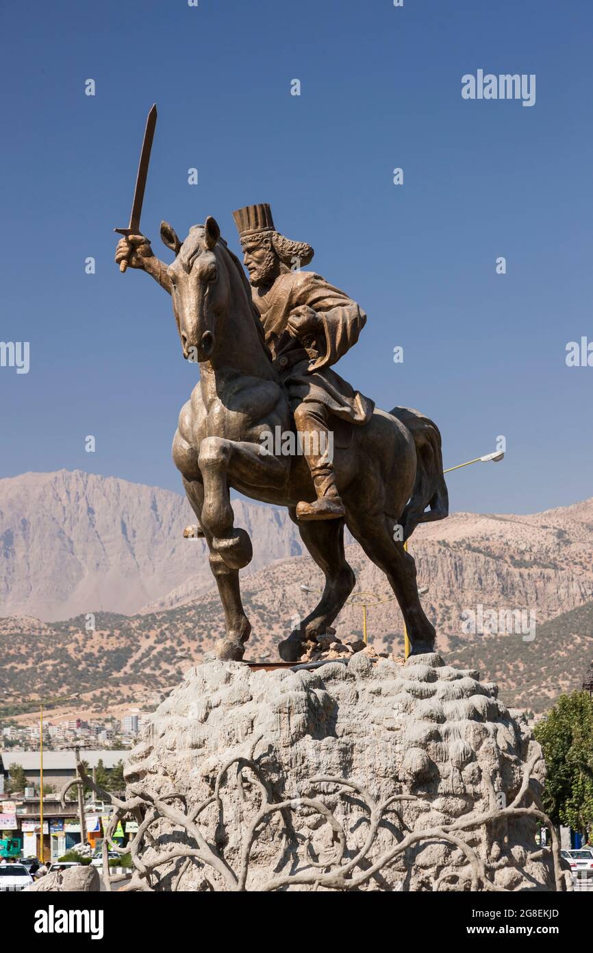 Estatua del comandante persa Ariobarzanes (Ario Barzan), Yasuj, Kohgiluyeh y la provincia de Boyer-Ahmad, Irán, Persia, Asia occidental, Asia Foto de stock