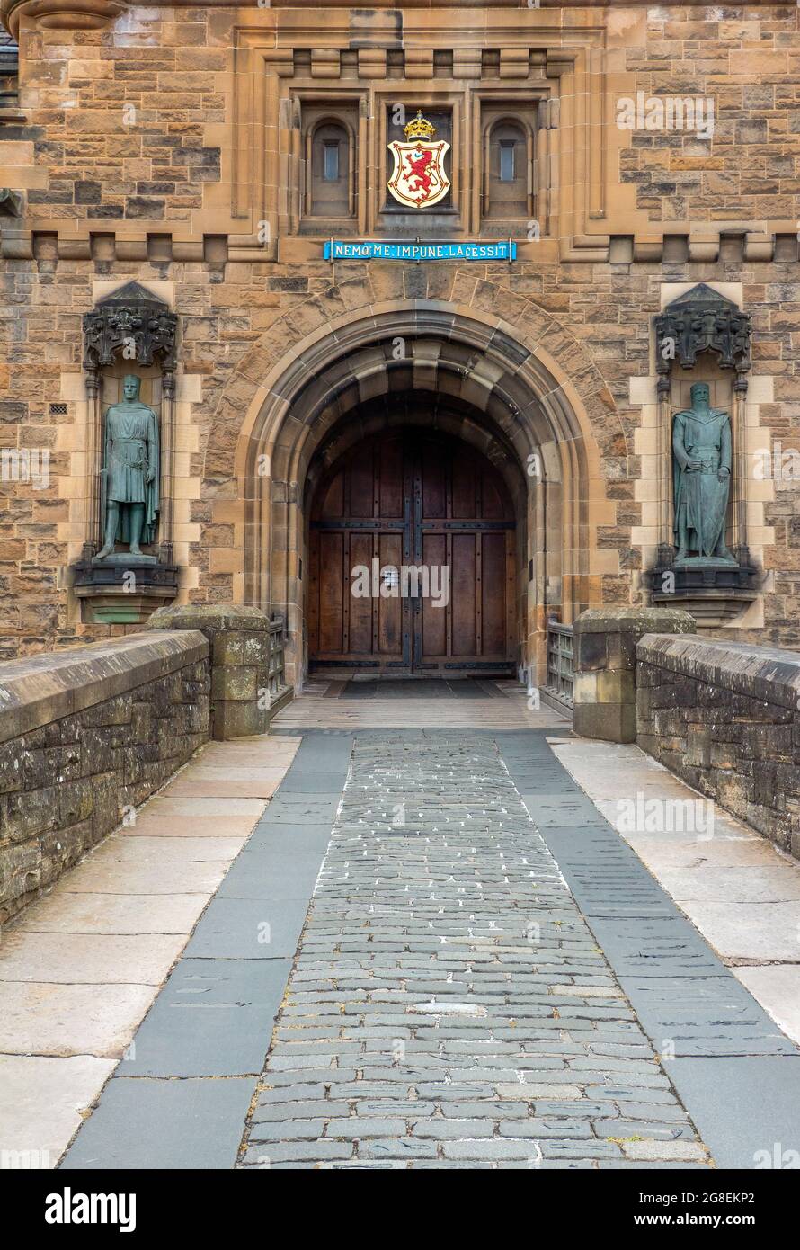 Puerta en el castillo de Edimburgo con el escudo de armas que es un bastión y utilizado por el ejército, Edimburgo, Escocia, Reino Unido Foto de stock