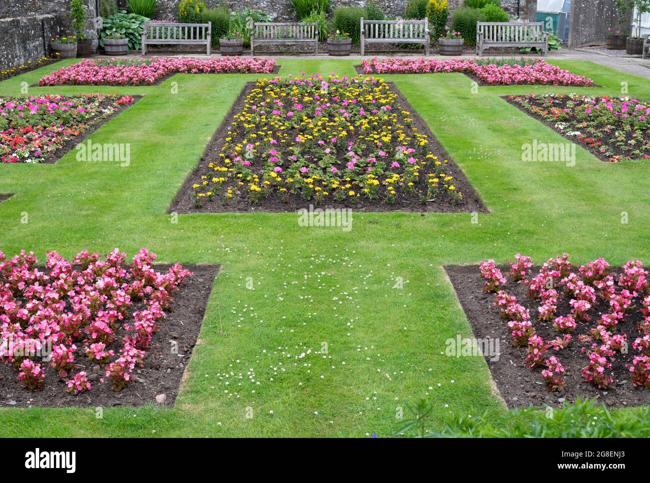 Las flores de verano bordean los jardines de la abadía de Melrose, Melrose, Scottish Borders, Escocia Foto de stock